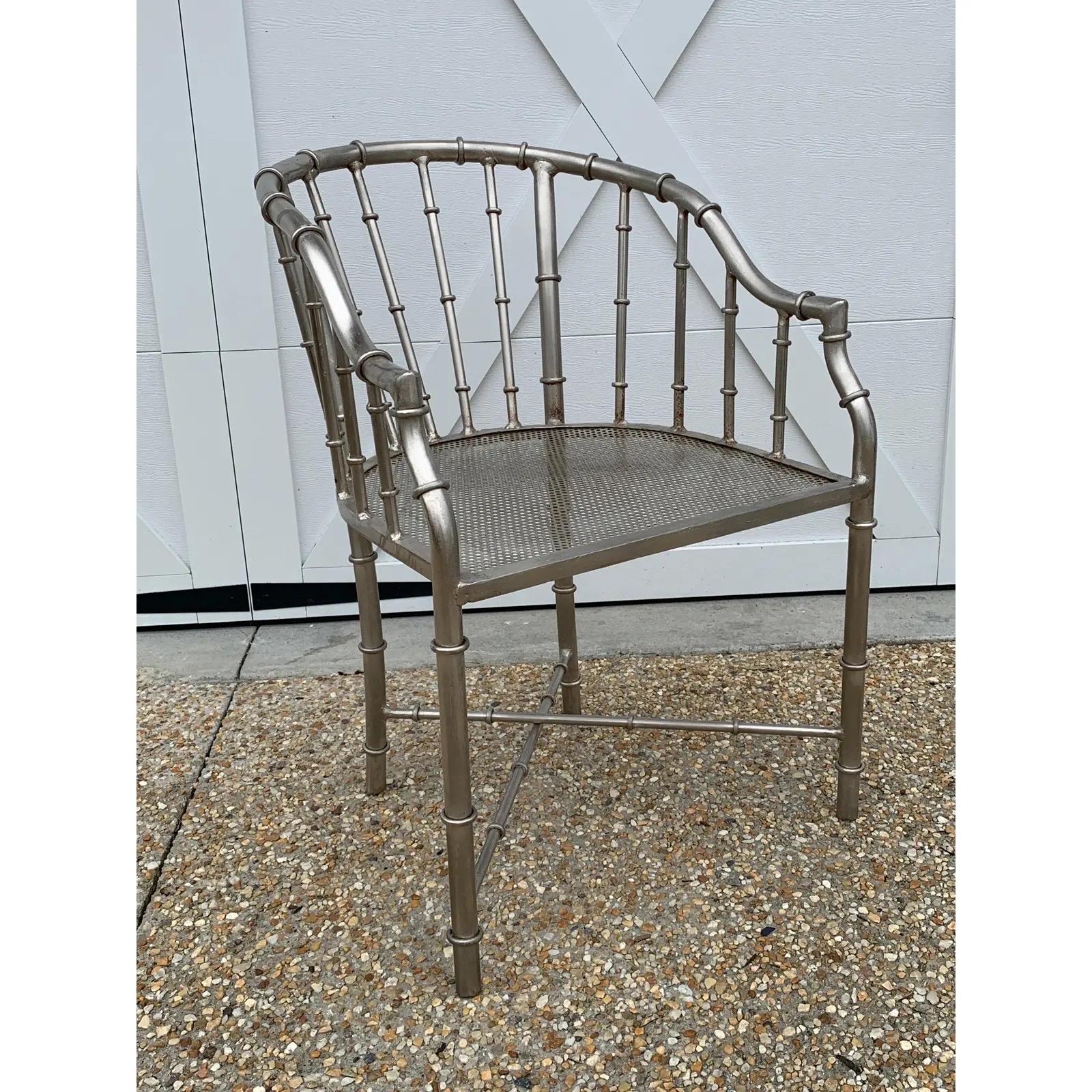 1960er Jahre Französisch Jacques Adnet Stil Faux Bamboo Stahl Stühle, Paar im Zustand „Gut“ im Angebot in Richmond, VA