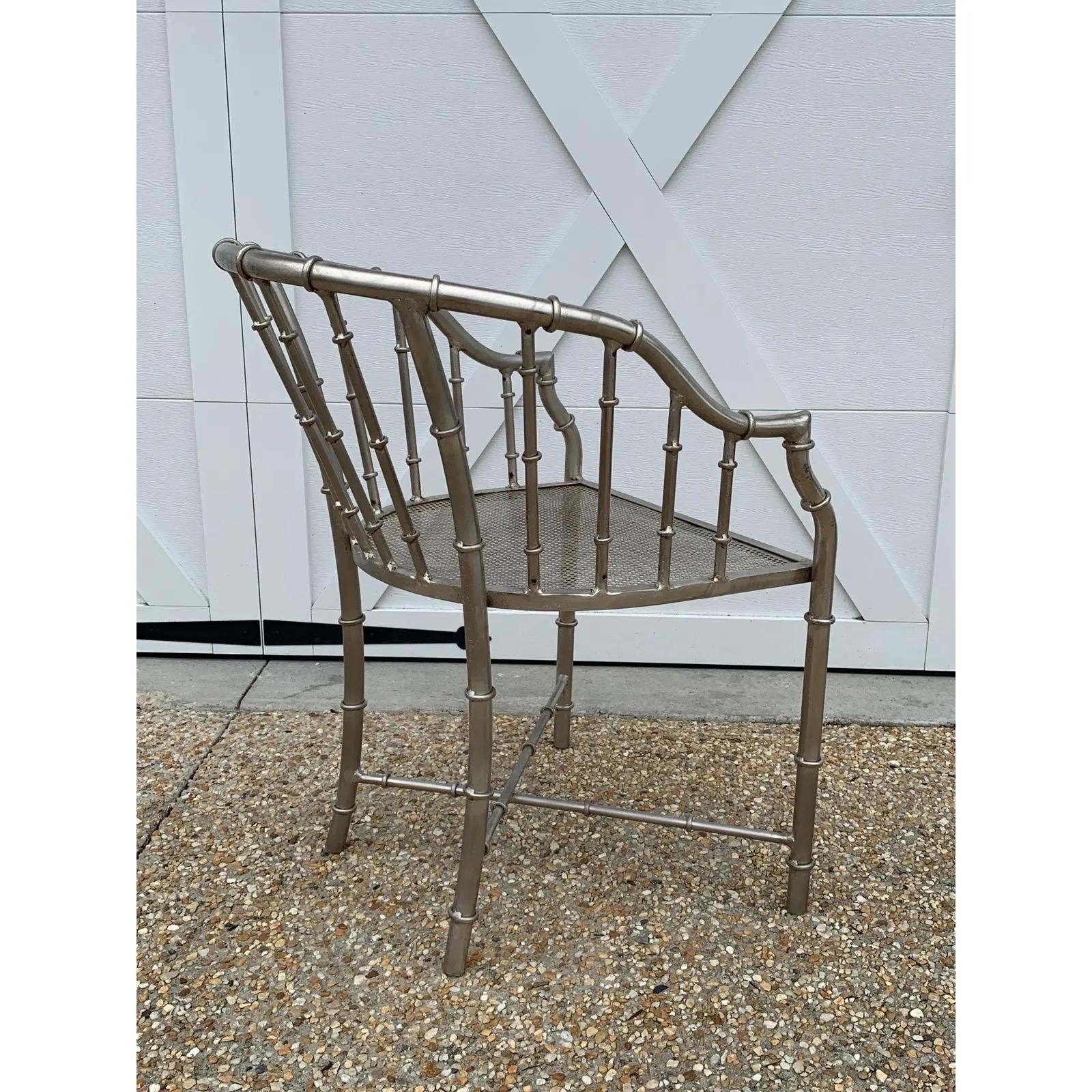Paire de chaises françaises de style Jacques Adnet des années 1960 en acier et faux bambou Bon état - En vente à Richmond, VA