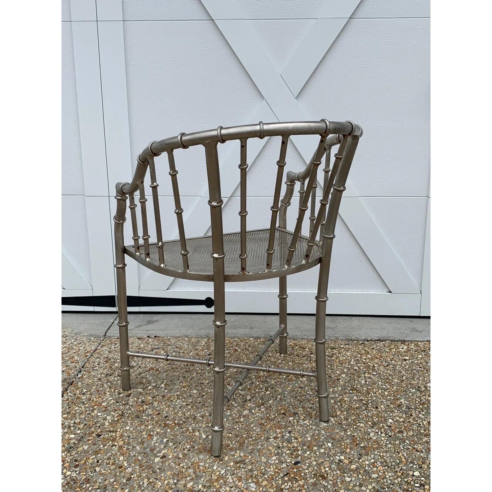 20ième siècle Paire de chaises françaises de style Jacques Adnet des années 1960 en acier et faux bambou en vente