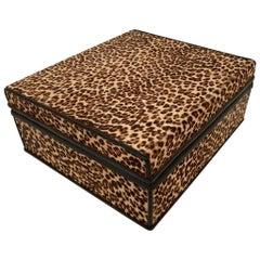 Boîte léopard française des années 1960 avec intérieur en peau de lézard et bordure en cuir noir