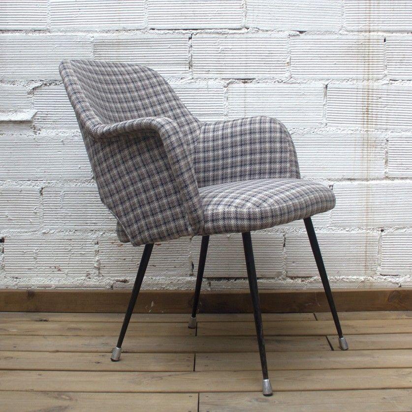 This French lounge chair is in the style of Eero Saarinen's executive model from the 1960s. It has been reupholstered in a Price of Wales fabric in gray tones. 

The chair has a height of 78 cm, is 60 cm wide and 65 cm deep.