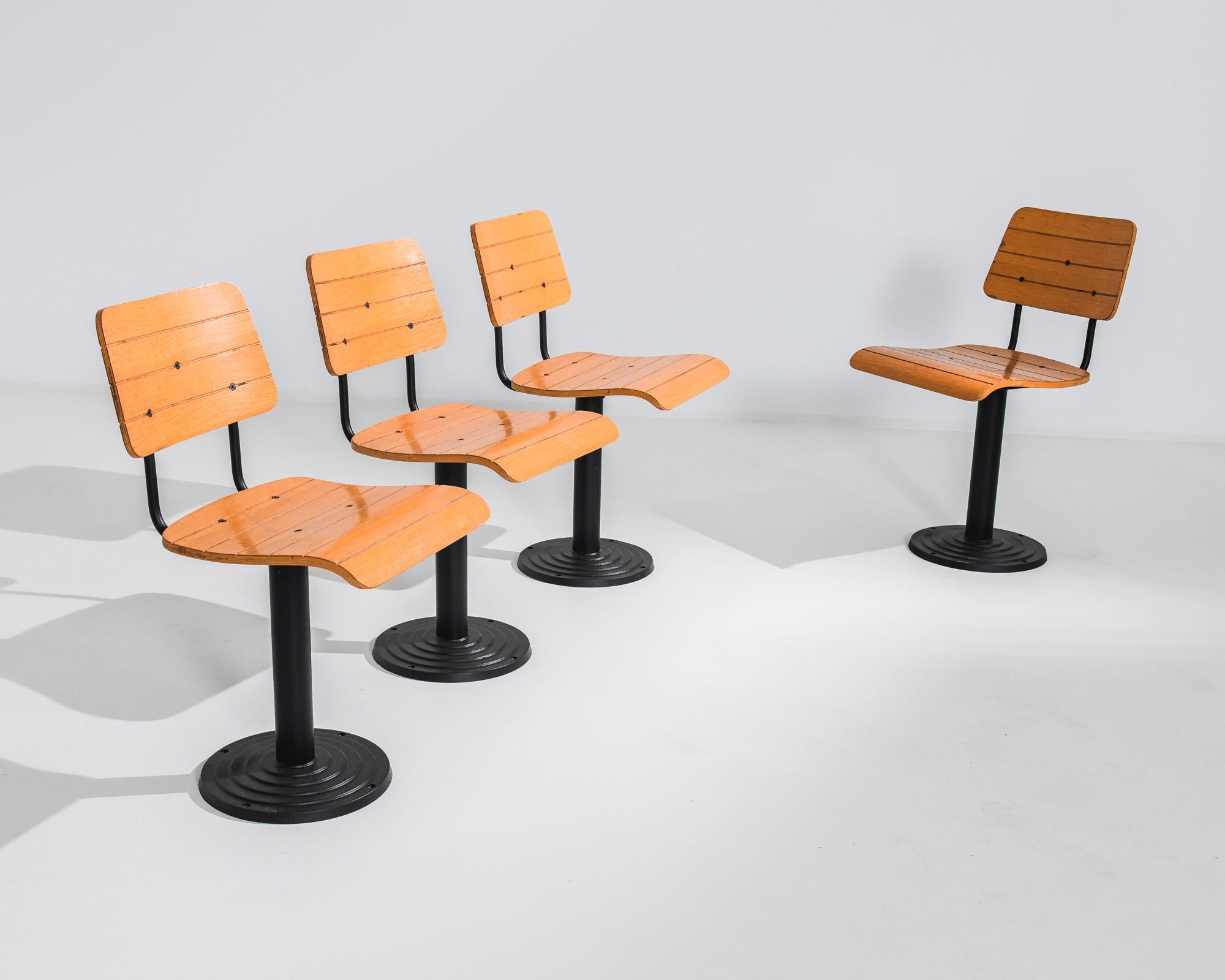Añade un toque de encanto vintage a tu espacio con estas sillas francesas de metal de los años 60. Con una robusta estructura metálica y un elegante acabado negro, estas sillas son duraderas y elegantes a la vez. El asiento y el respaldo de madera
