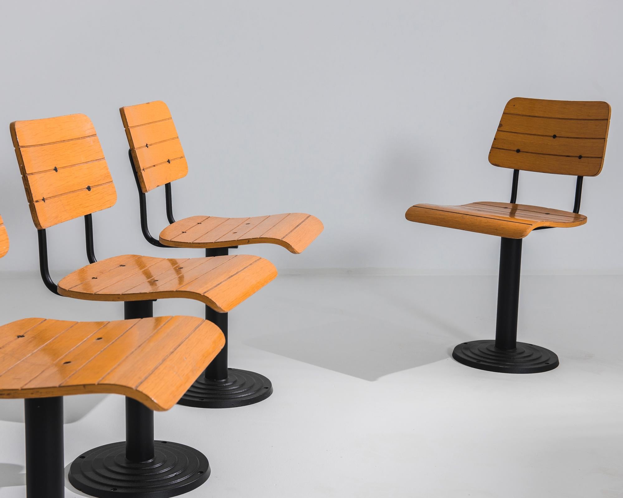 Juego de 4 sillas francesas de metal con asiento y respaldo de madera, años 60 Francés en venta