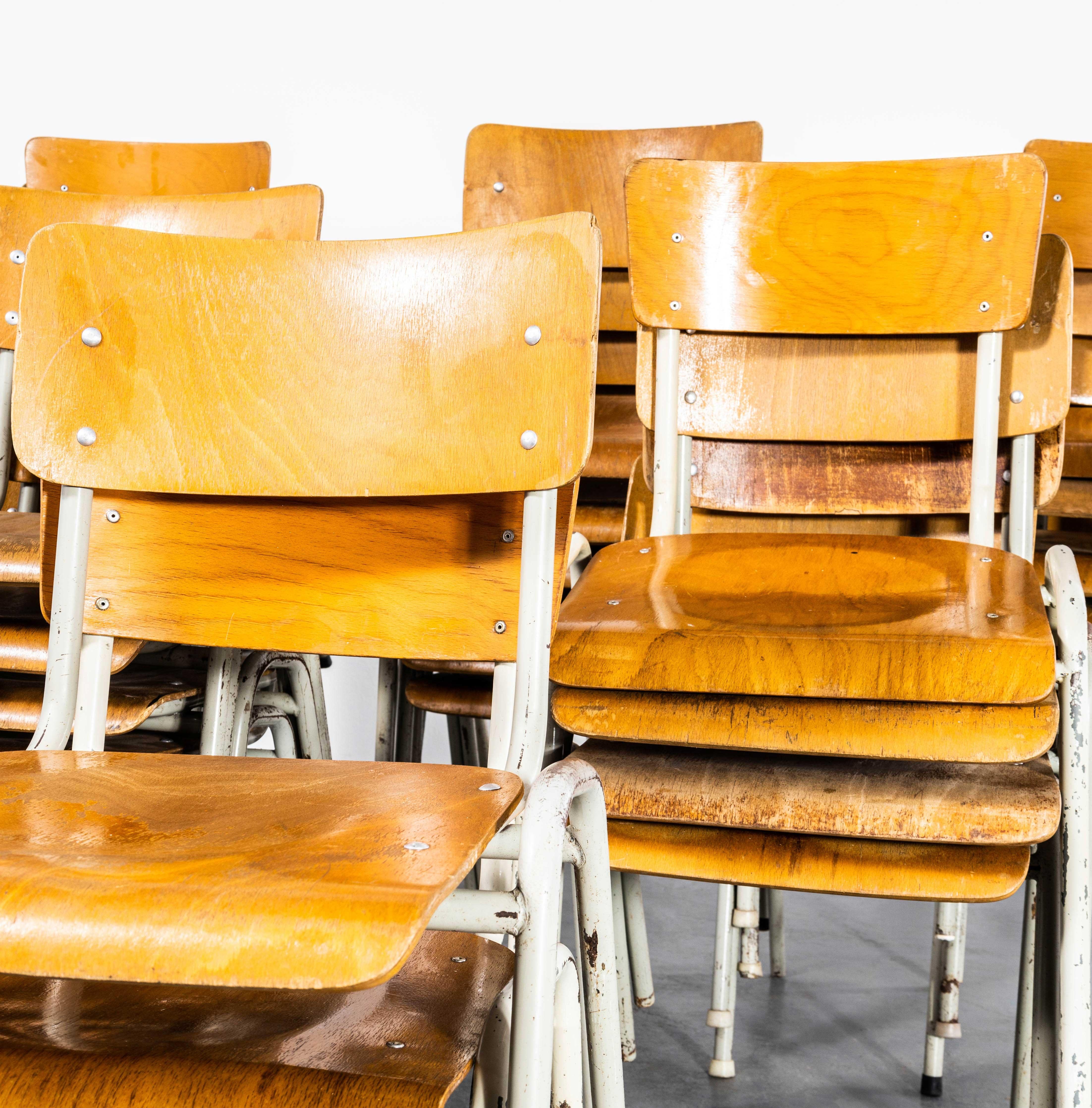 Università impilabile francese con struttura in metallo degli anni '60 - Sedie da pranzo - Buone quantità disponibili. 

Abbiamo acquistato queste fantastiche sedie da un campus nel sud della Francia. Queste sedie impilabili sono molto robuste, con