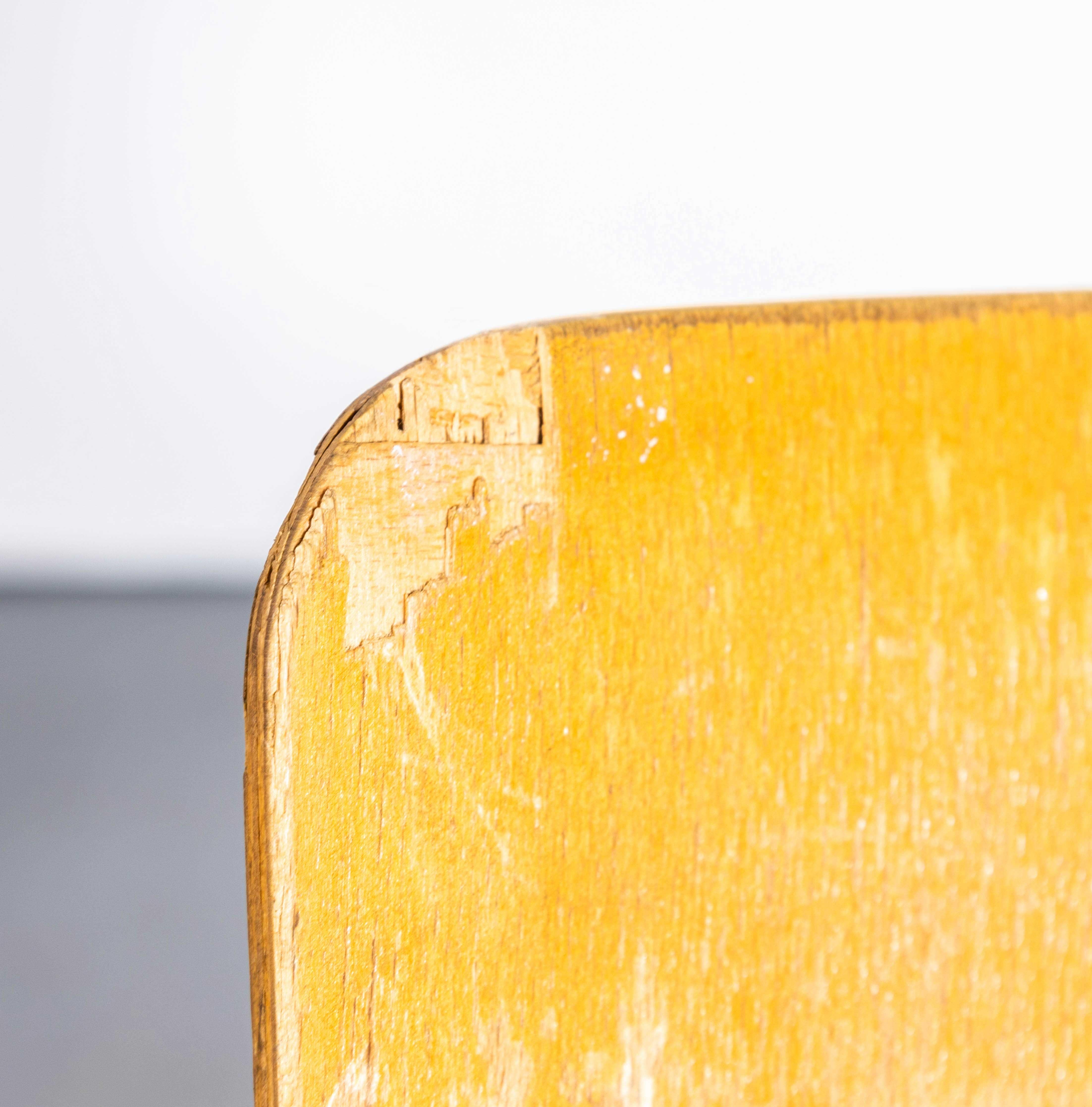 Metà XX secolo Università impilabile francese con struttura in metallo degli anni '60 - Sedie da pranzo - Grande quantità in vendita