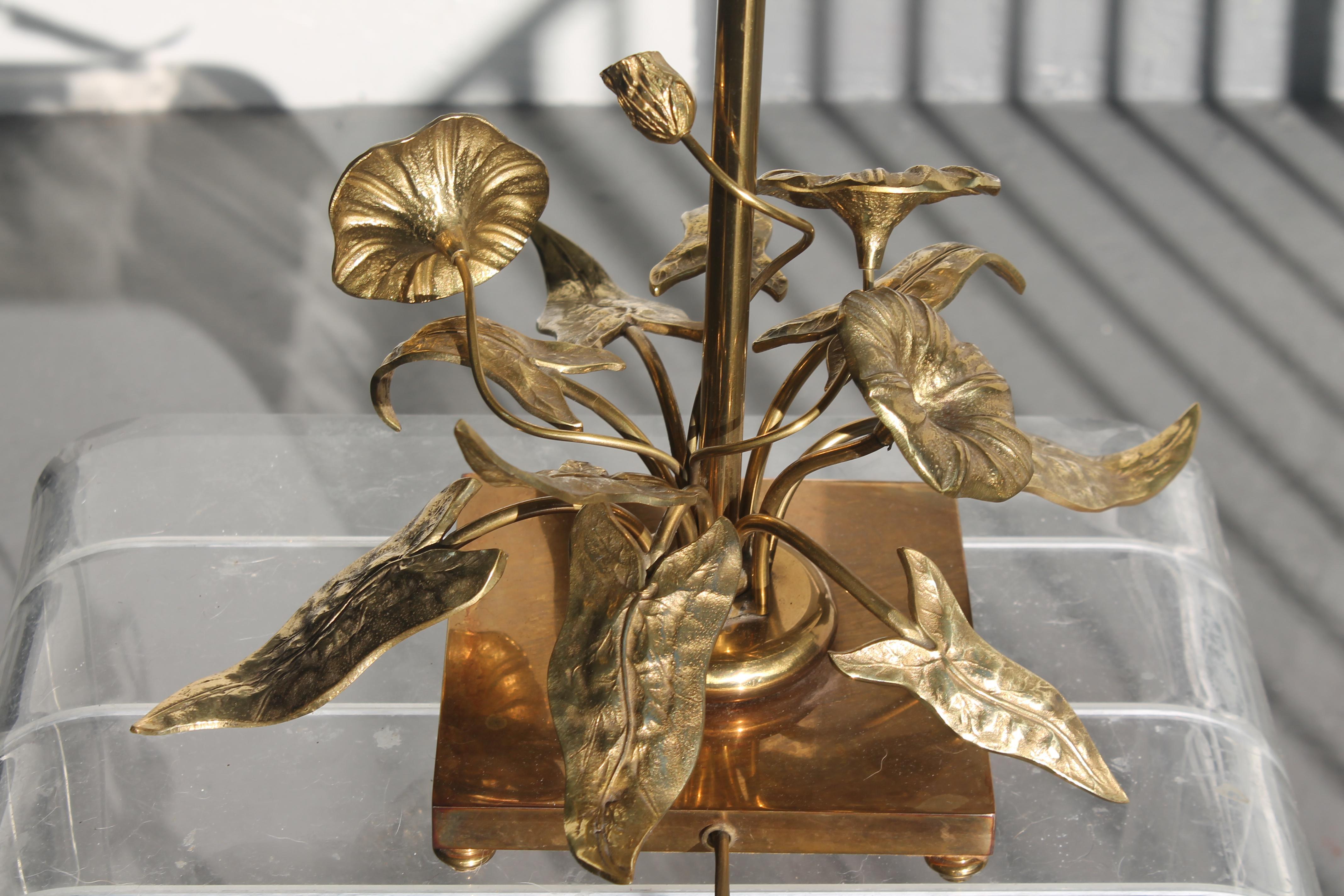 1960s French Mid Century Modern Gilt Bronze FloralTable Lamp att. Maison Charles In Good Condition For Sale In Opa Locka, FL