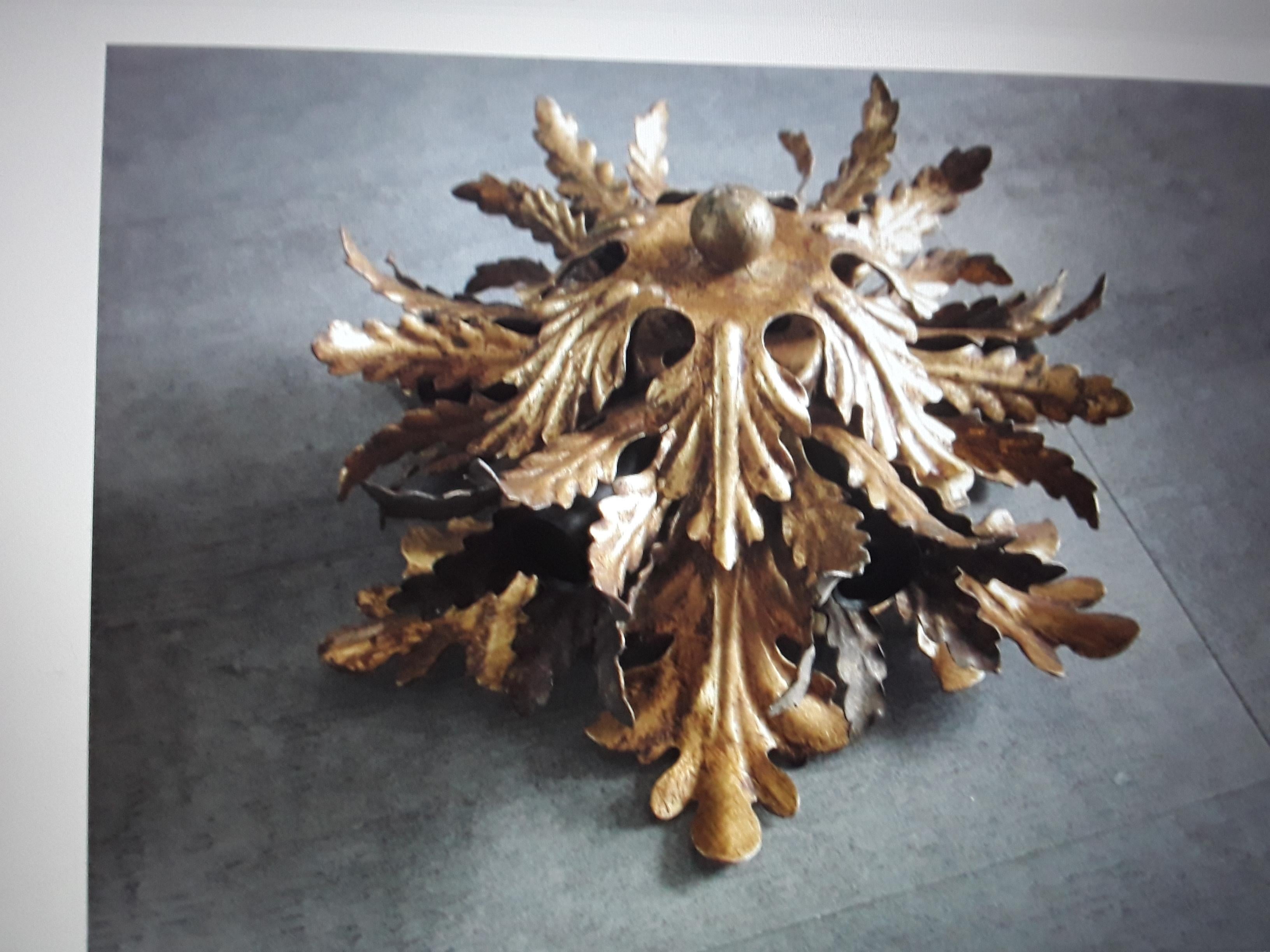 Plafón de techo de 6 luces con forma floral de tole dorado de la época francesa de mediados del siglo XX.