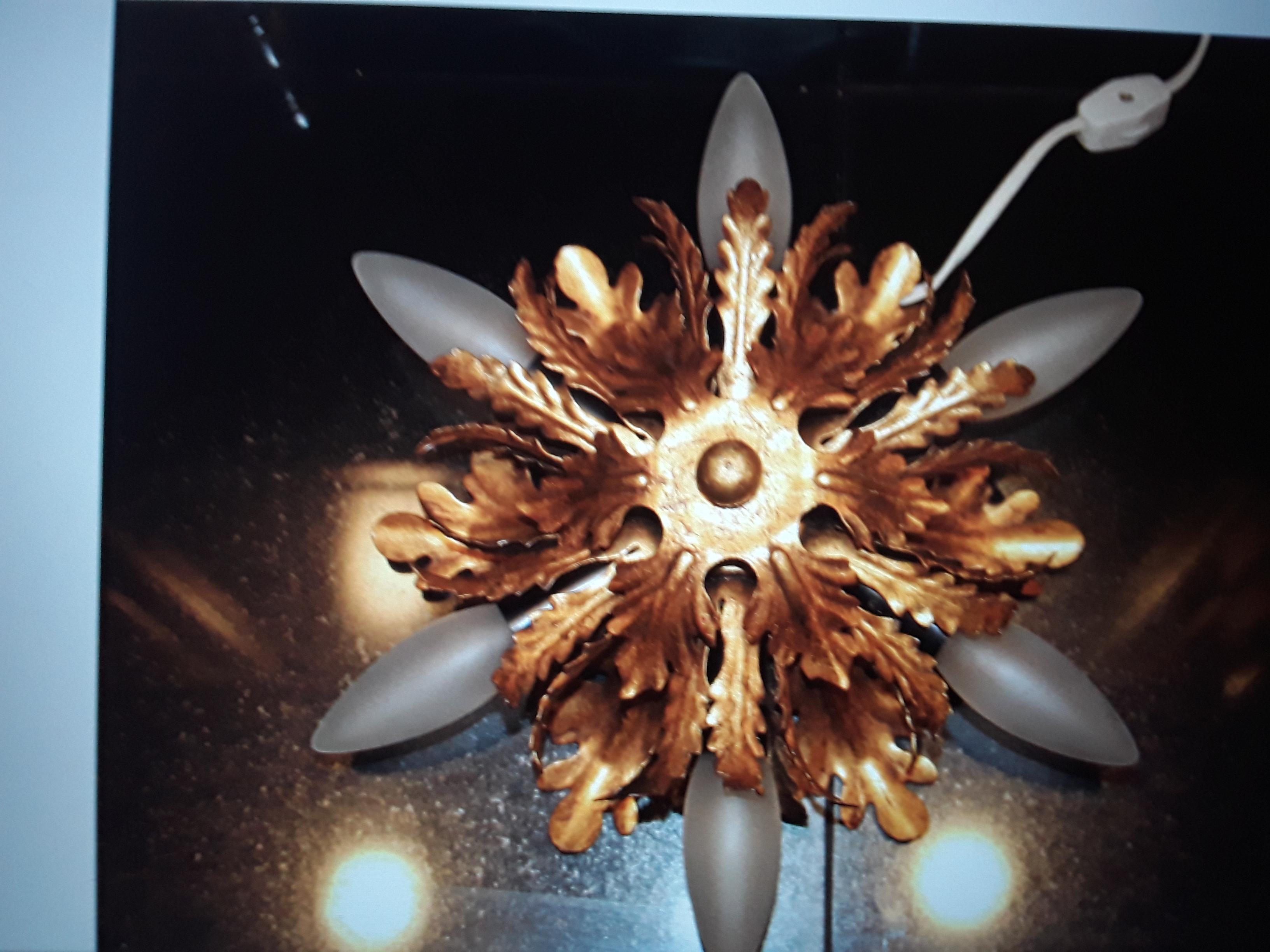 Plafón de techo de 6 luces de tole dorado francés moderno de mediados de siglo de 1960 en Bueno estado para la venta en Opa Locka, FL