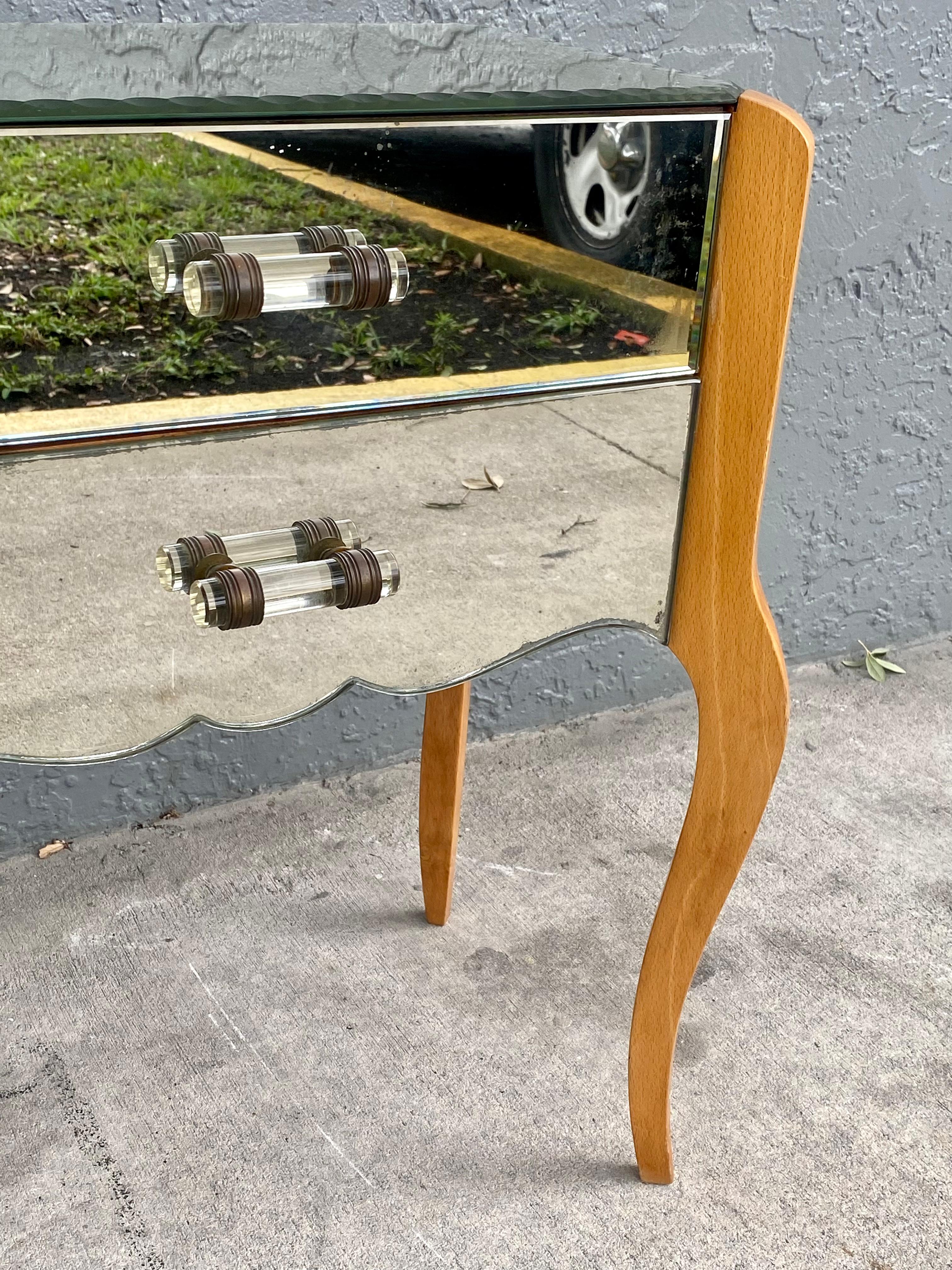Mesita de noche francesa de los años 60 con patas cabriolé de lucita y espejo Mesa auxiliar en venta 3
