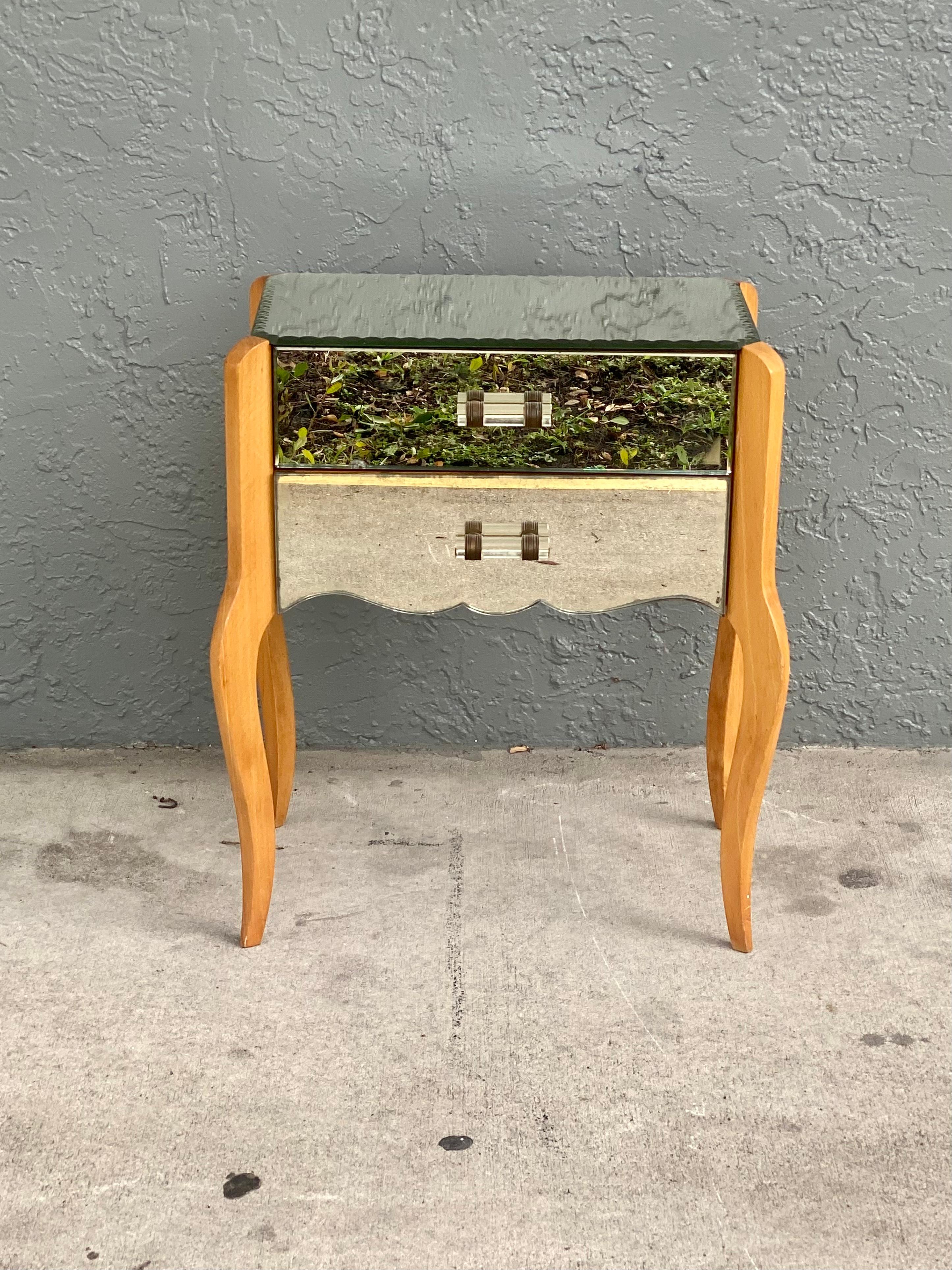 On offer on this occasion is one of the most stunning, night stand or end table you could hope to find. This is an ultra-rare opportunity to acquire what is, unequivocally, the best of the best, it being a most spectacular and beautifully-presented
