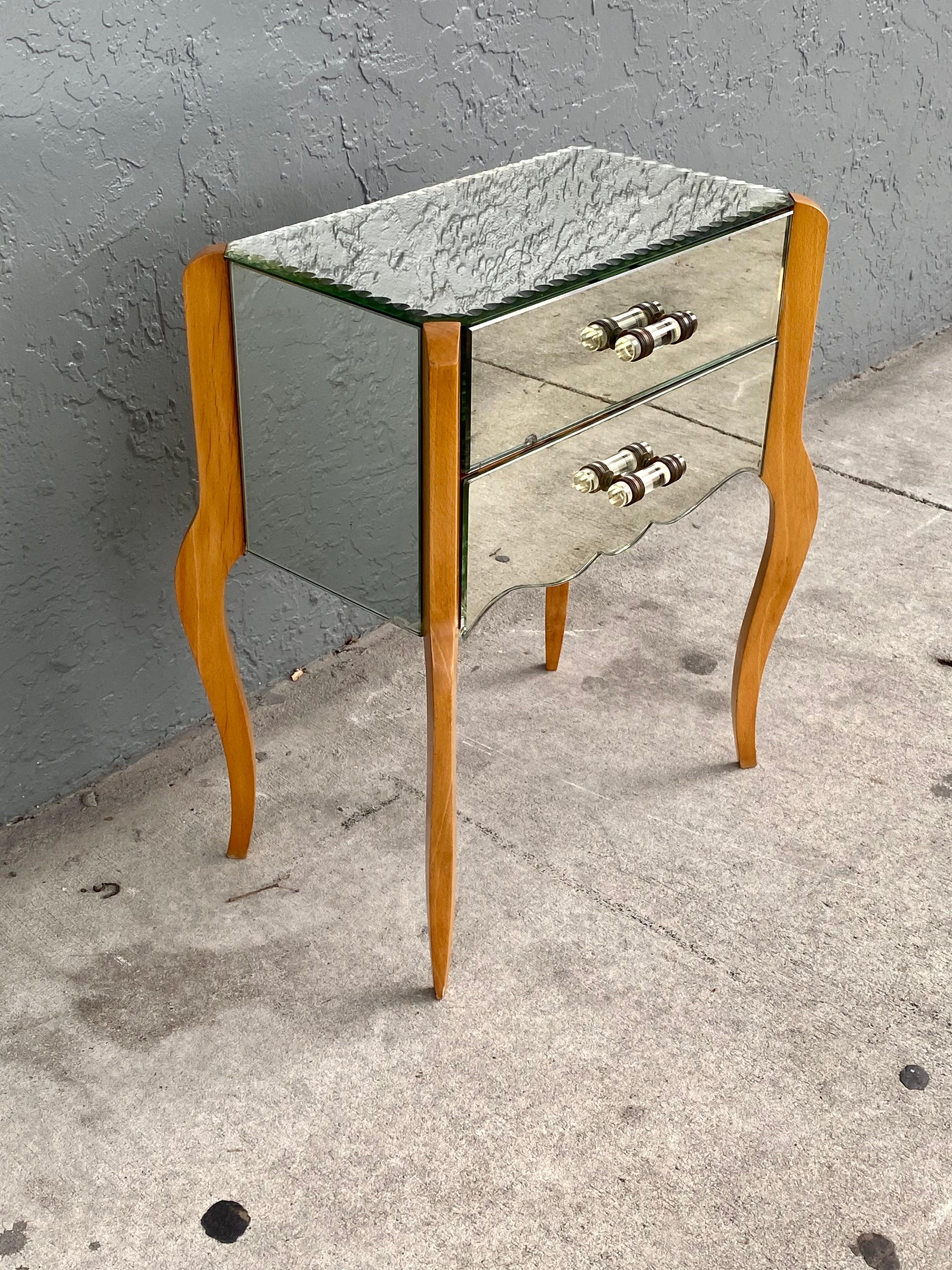 Mesita de noche francesa de los años 60 con patas cabriolé de lucita y espejo Mesa auxiliar Moderno de mediados de siglo en venta