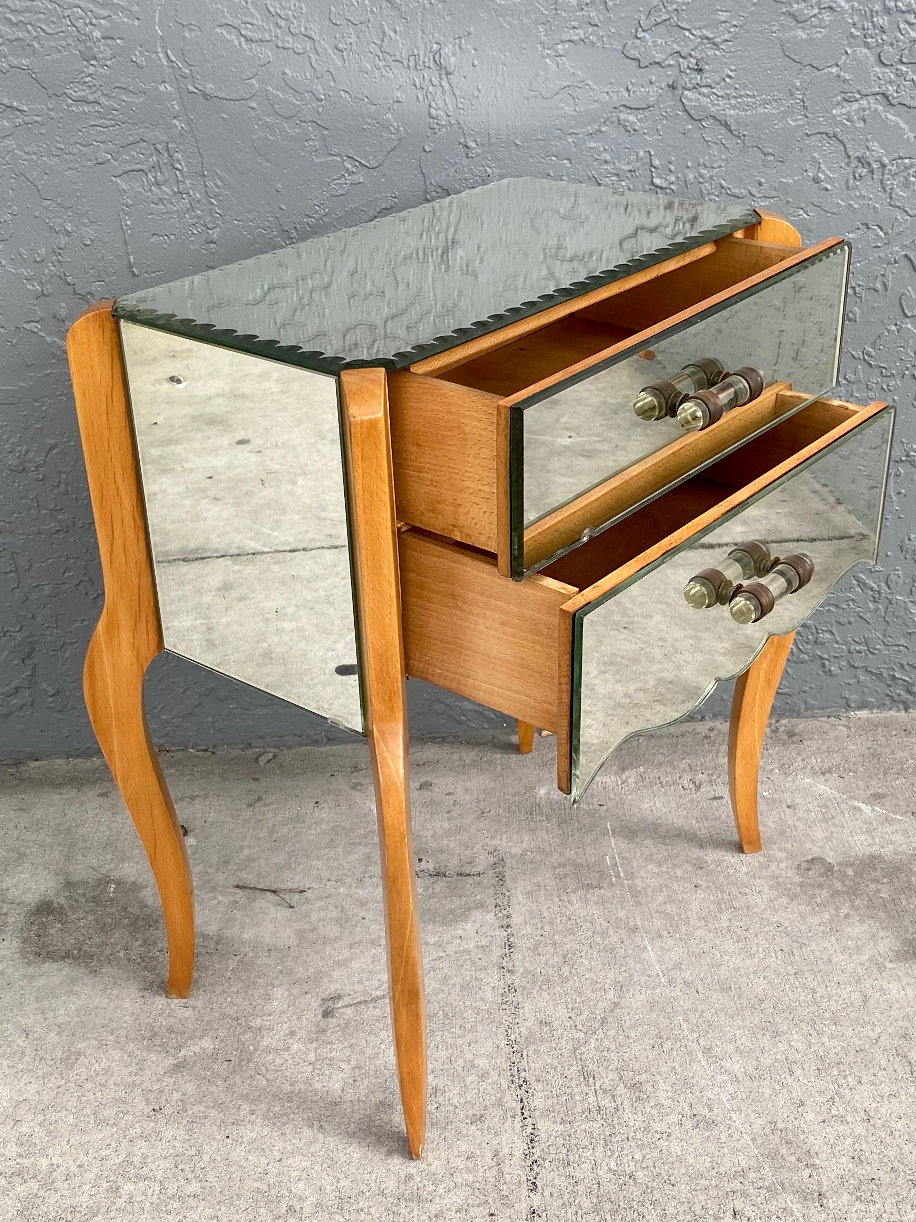 Mesita de noche francesa de los años 60 con patas cabriolé de lucita y espejo Mesa auxiliar en venta 1