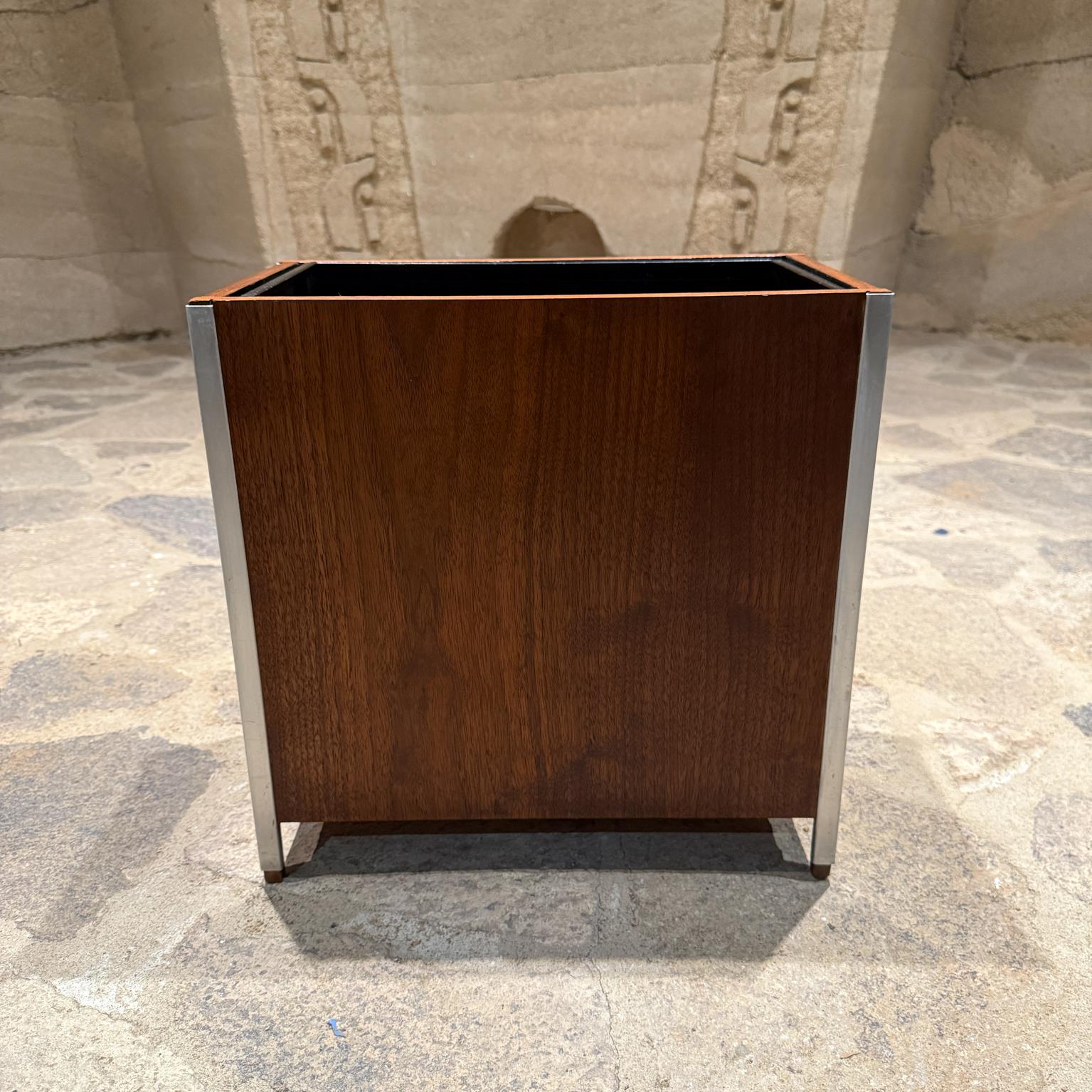 1960er Jahre Französisch Modern Nussbaum Pflanzgefäß Abfallkorb Stil Bernard Marange (Metall) im Angebot