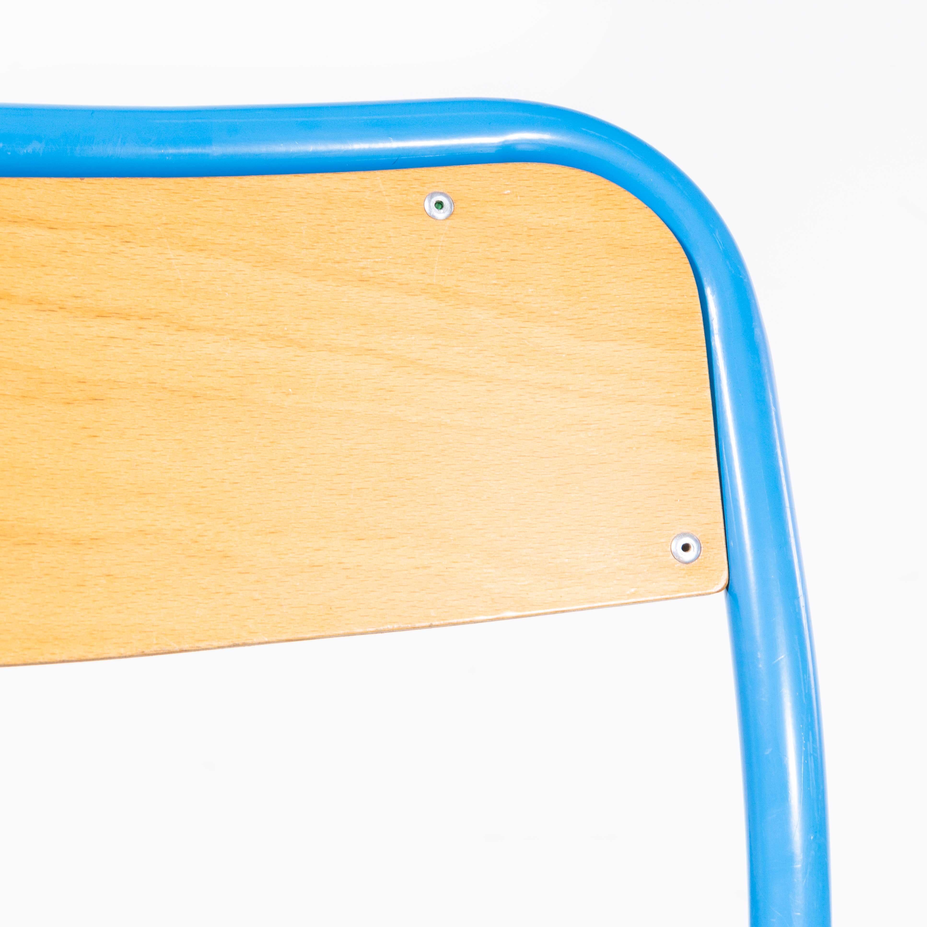 1960s French Mullca Stacking Children's Chairs - Set Of Nine (Chaises d'enfant empilables)
Chaises d'enfant empilables Mullca des années 1950 - Lot de neuf. Robert Muller et Gaston Cavaillon ont créé en 1947 la société qui a développé la chaise
