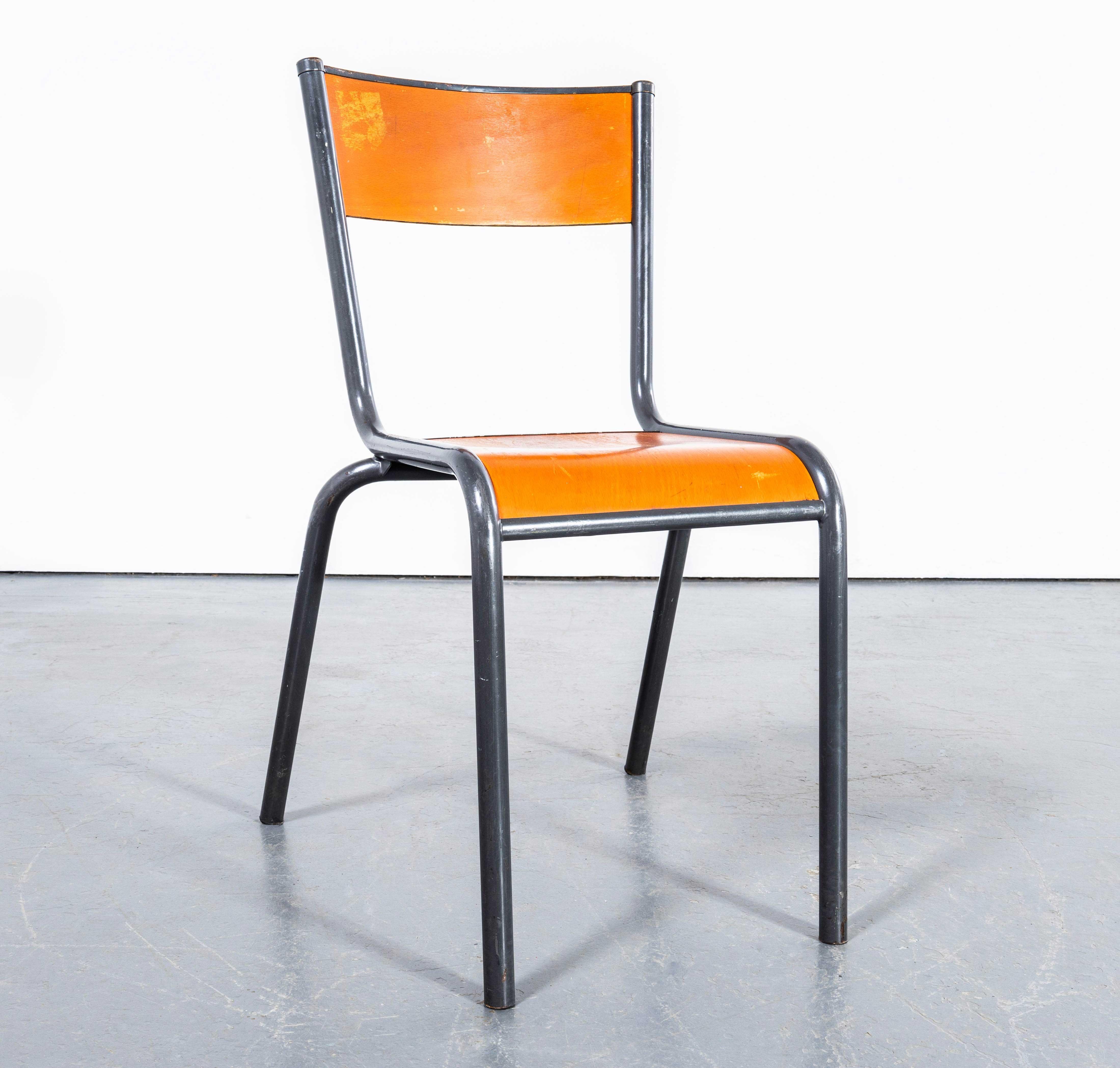 1960's French Mullca Stacking Dining Chair 510 - Schiefergestell - Set von acht (Mitte des 20. Jahrhunderts) im Angebot
