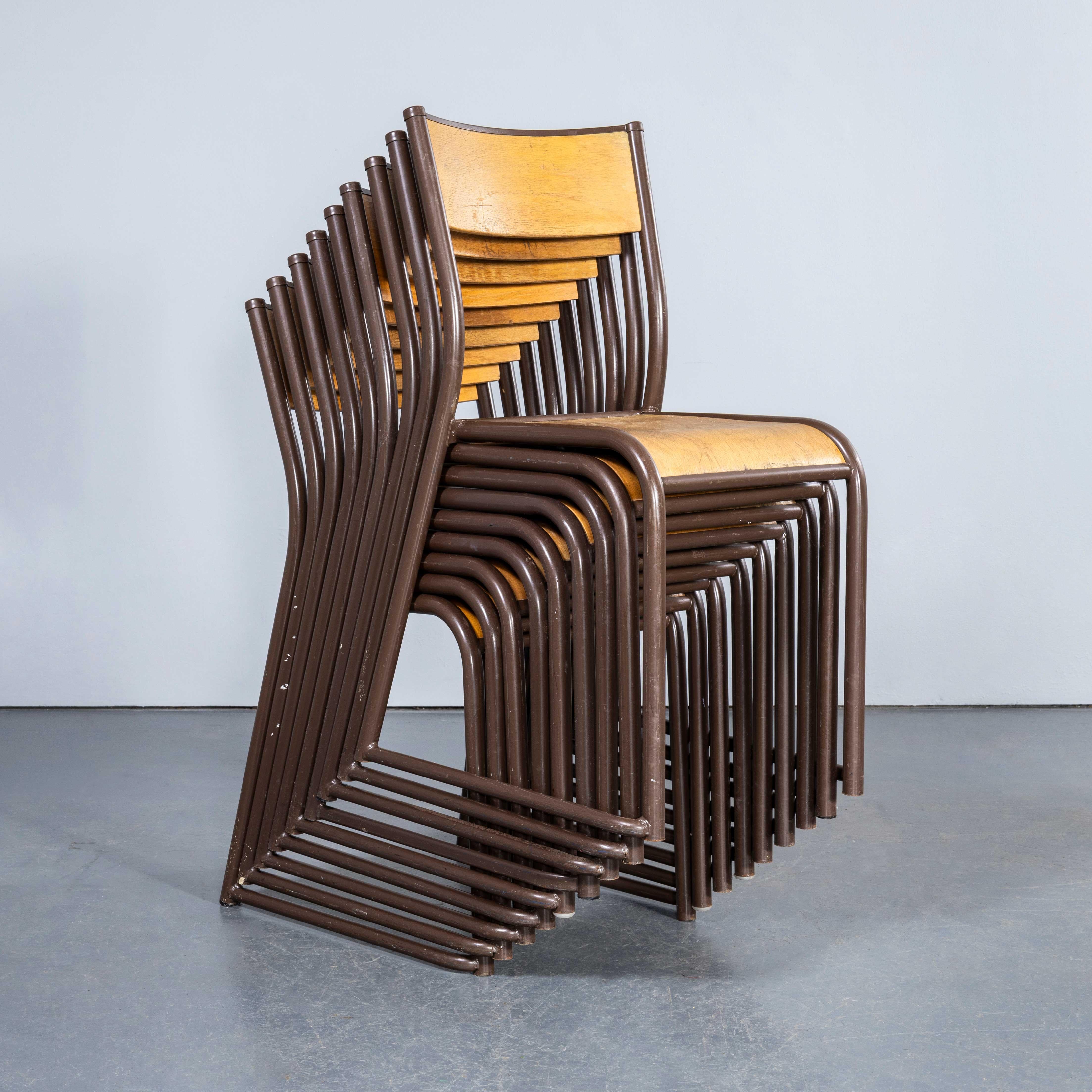 Sillas de Comedor Apilables Mullca Francesas de los Años 60 - Chocolate - Juego de Nueve. 
Una de nuestras sillas favoritas. En 1947 Robert The Muller y Gaston Cavaillon crearon la empresa que pasó a desarrollar posiblemente la silla de escuela