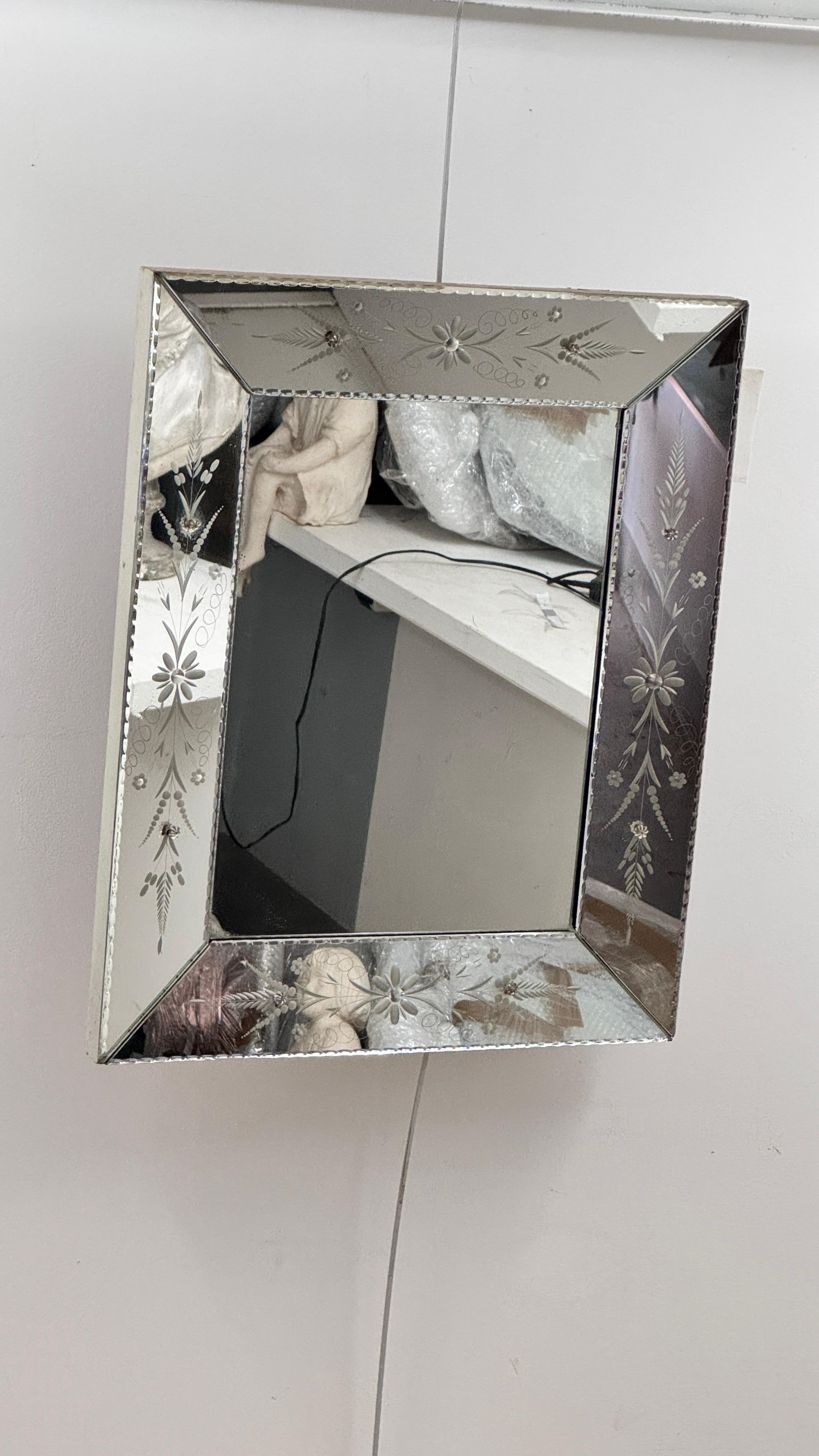 1960s French Multi-Surface Glass Mirror with Beveled Floral Decorations In Good Condition In Auribeau sur Siagne, FR