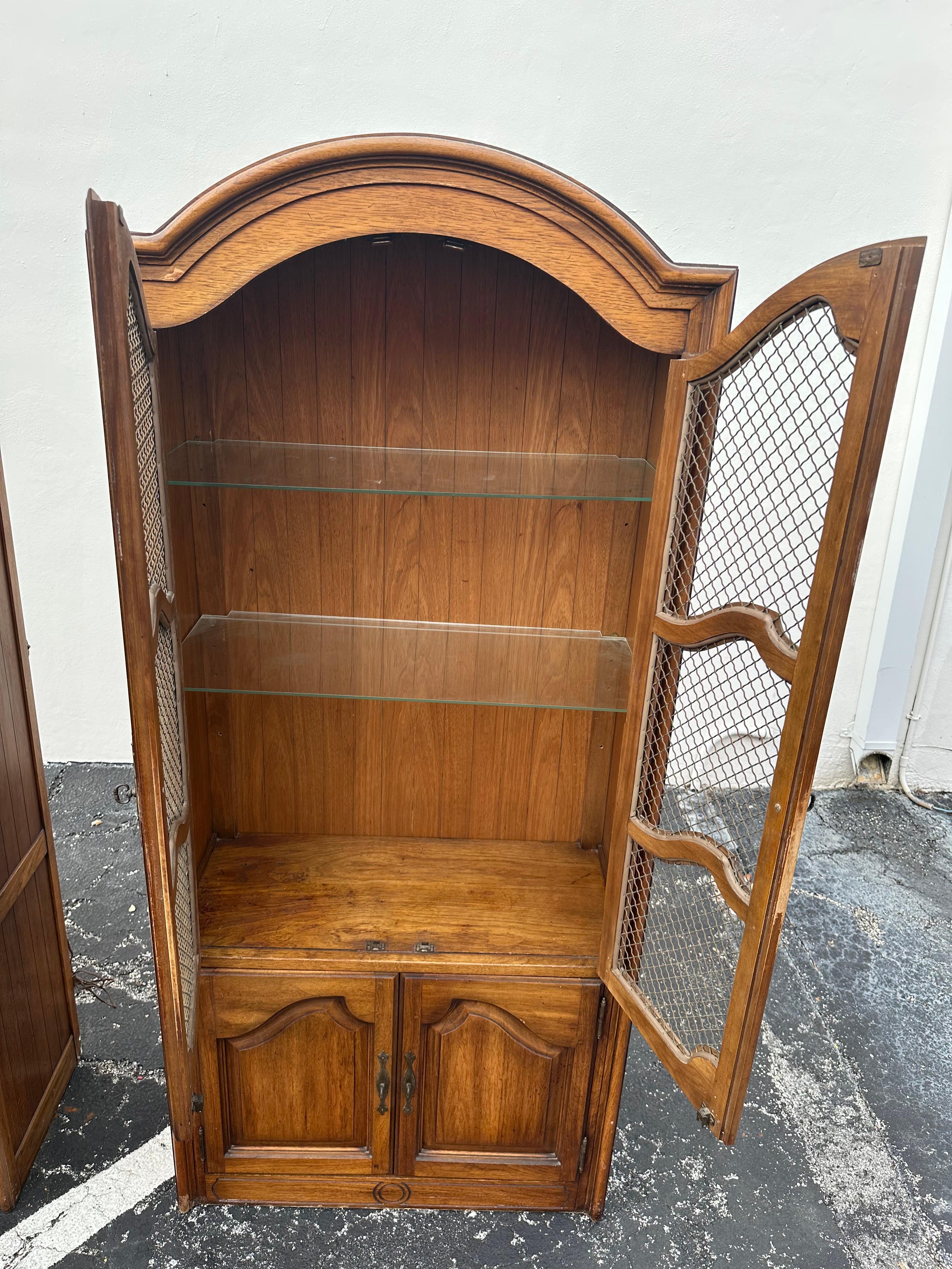 Armadietti ad arco in stile provinciale francese degli anni '60, Set di 2 in vendita 4