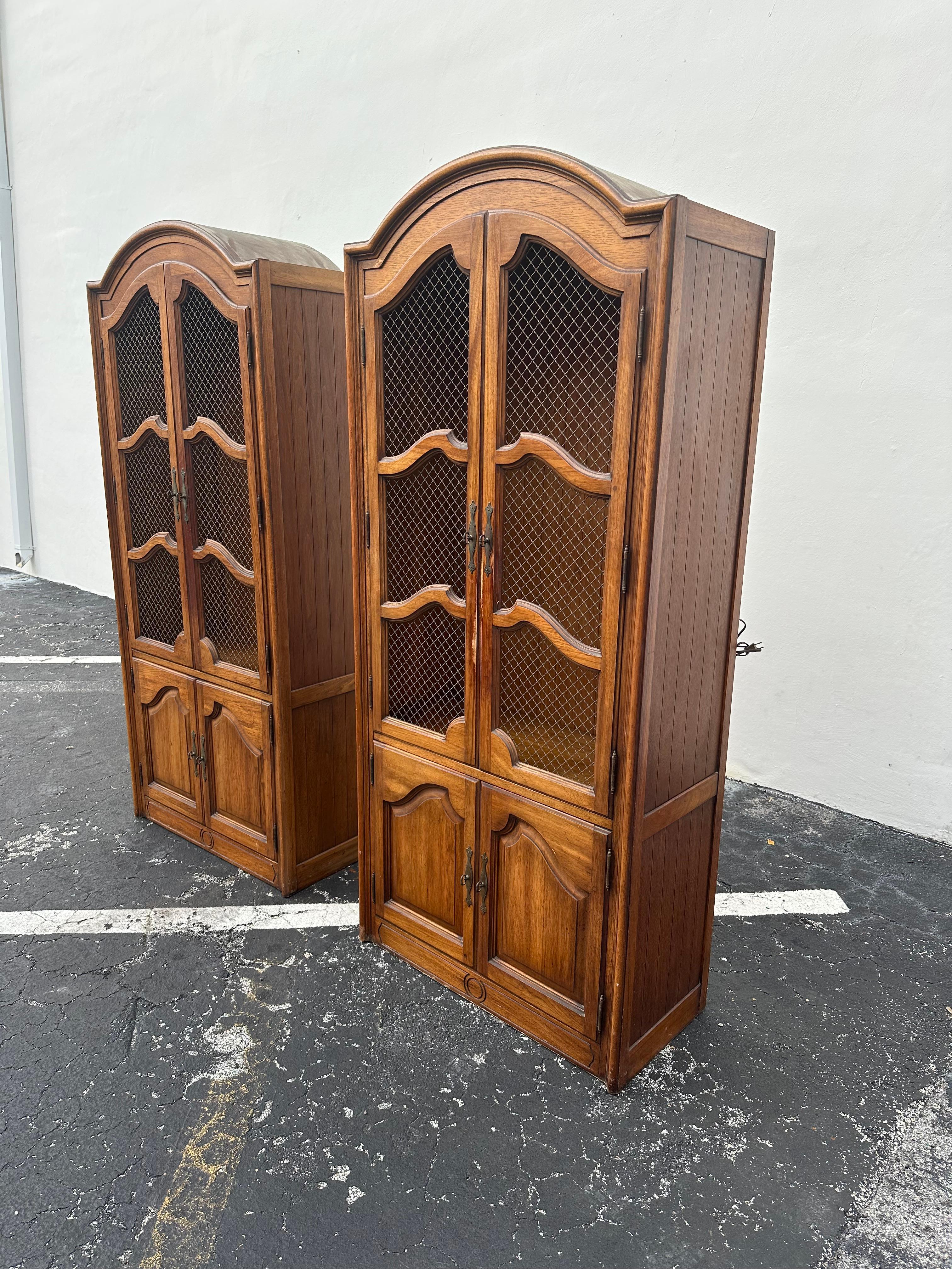 Stile provenzale Armadietti ad arco in stile provinciale francese degli anni '60, Set di 2 in vendita