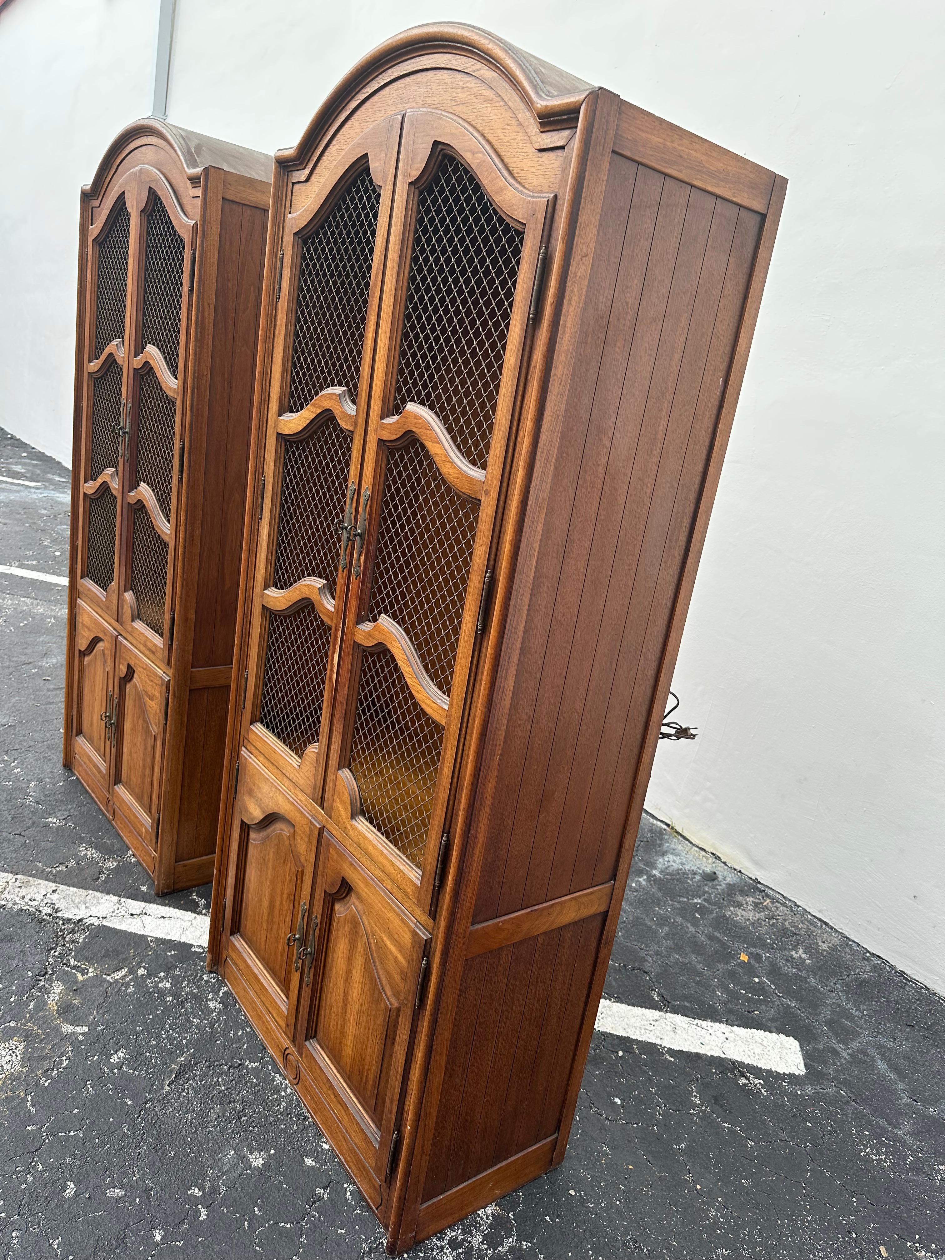 Armadietti ad arco in stile provinciale francese degli anni '60, Set di 2 In condizioni buone in vendita a Fort Lauderdale, FL