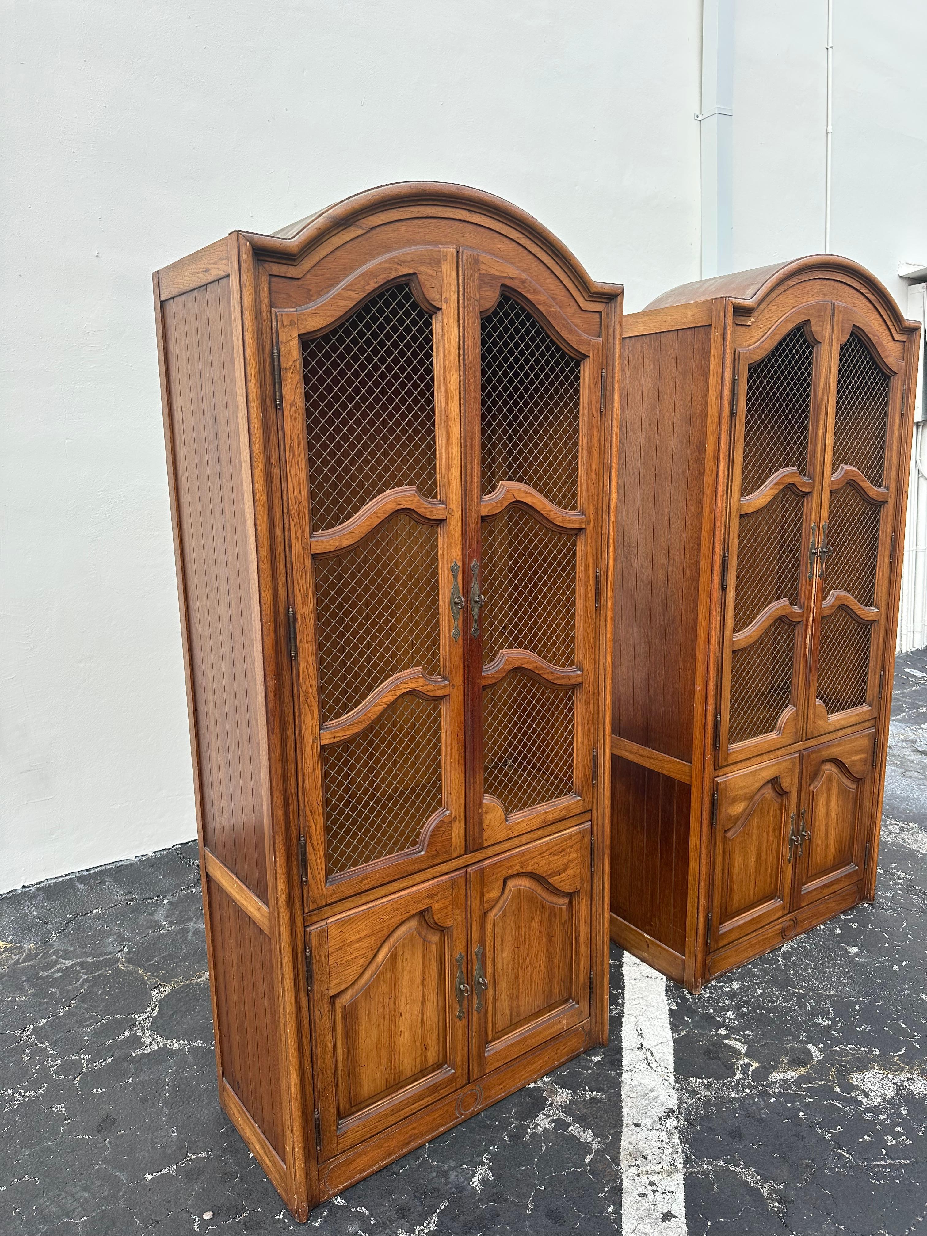 Metà XX secolo Armadietti ad arco in stile provinciale francese degli anni '60, Set di 2 in vendita