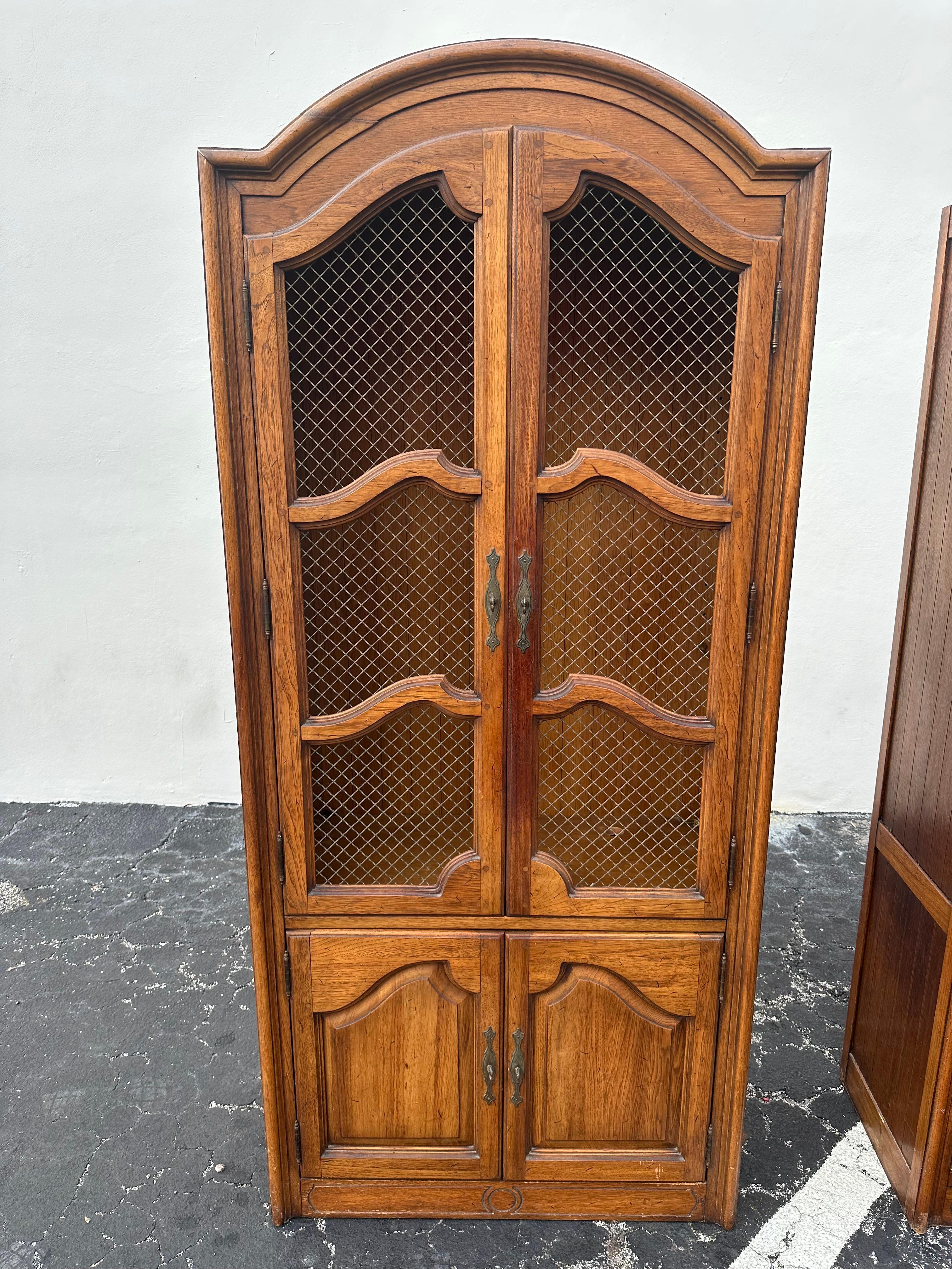 Vetro Armadietti ad arco in stile provinciale francese degli anni '60, Set di 2 in vendita