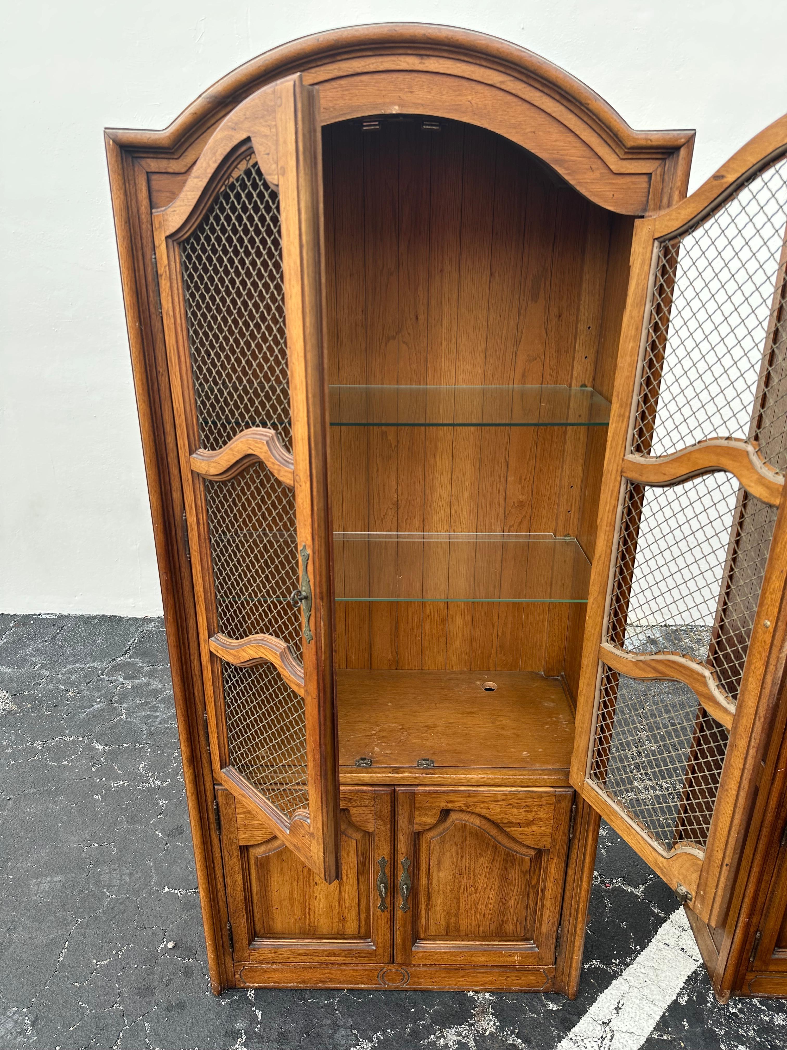 Armadietti ad arco in stile provinciale francese degli anni '60, Set di 2 in vendita 3