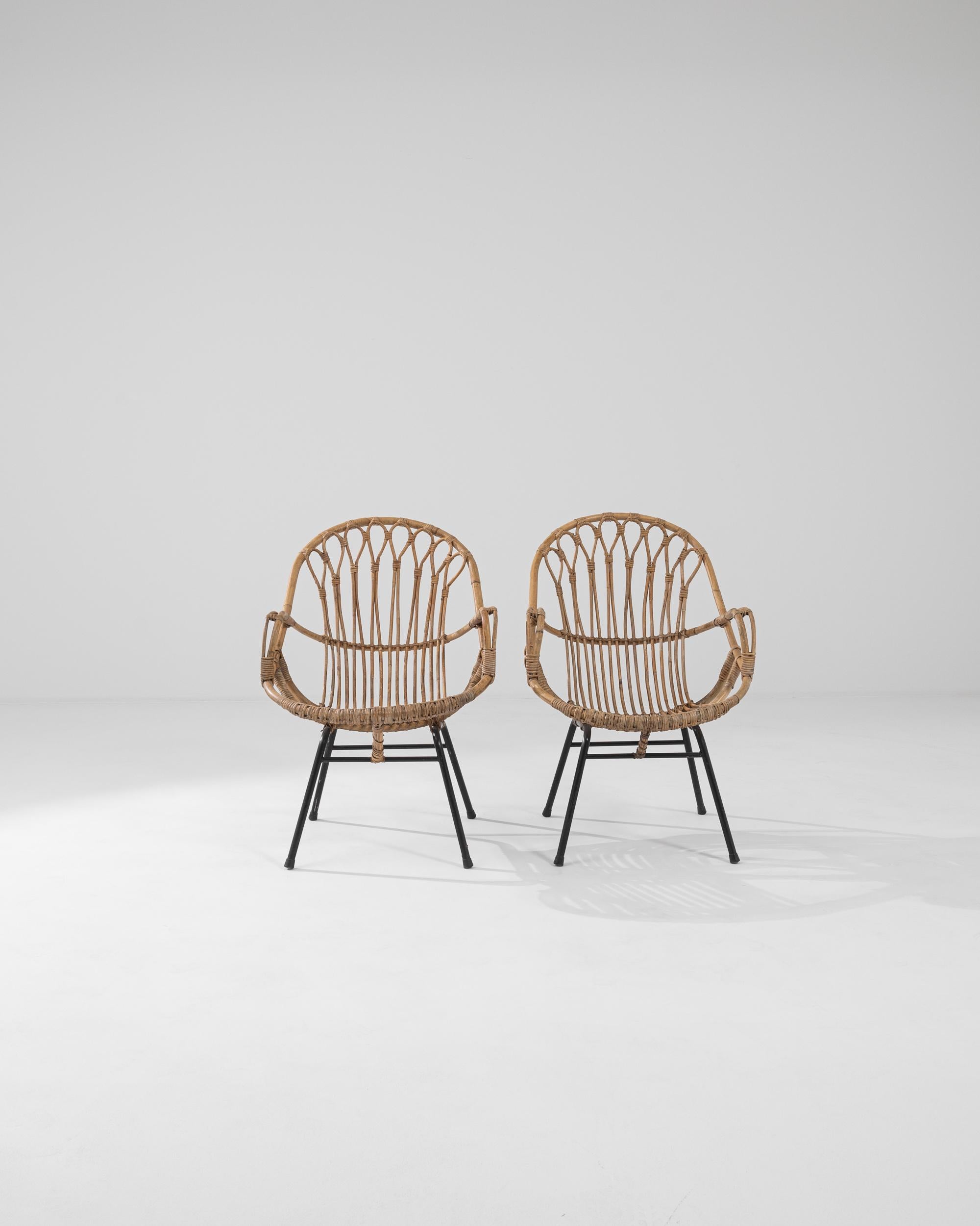 1960er Jahre Französisch Rattan und Metall Sessel, ein Paar (20. Jahrhundert) im Angebot