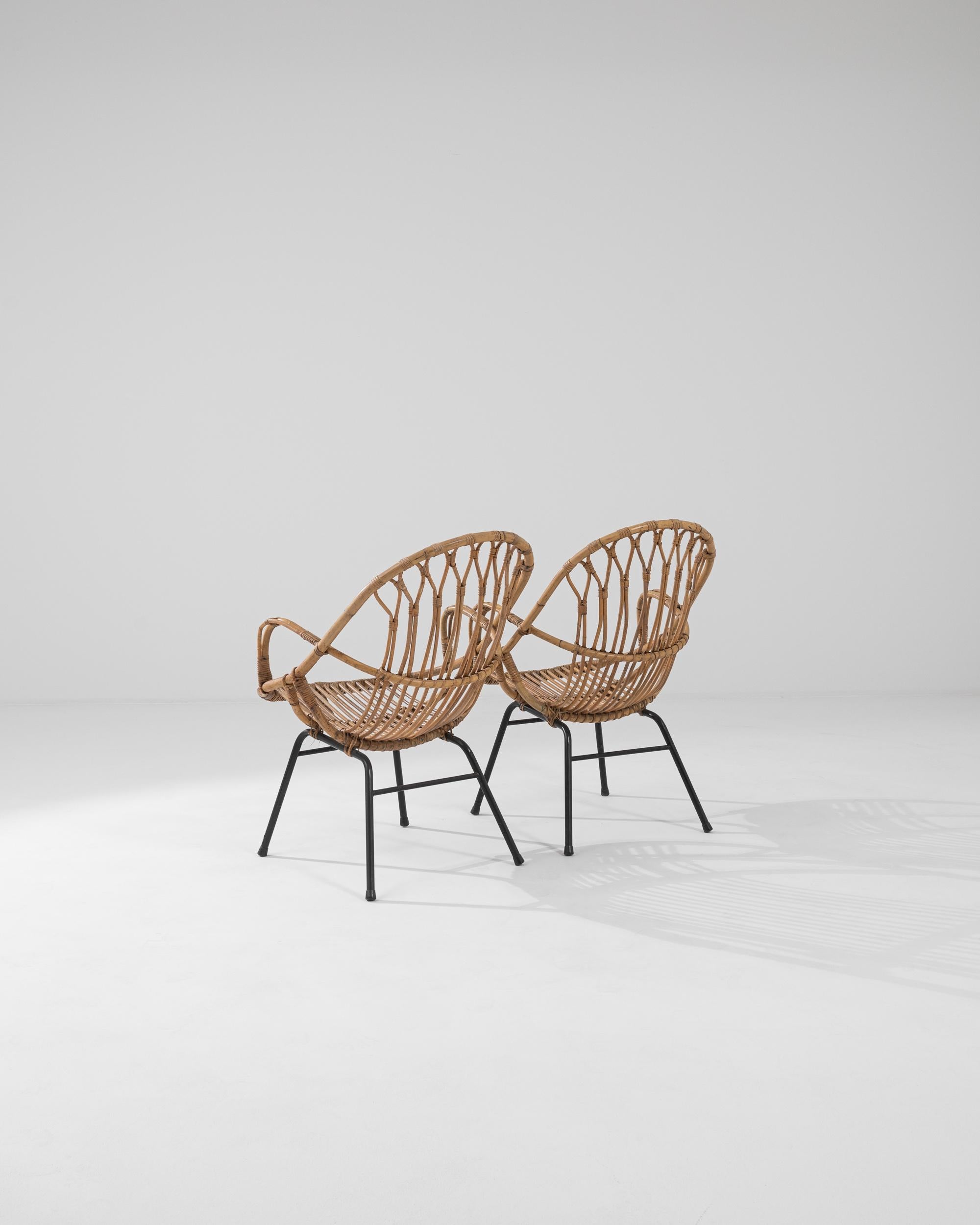 1960er Jahre Französisch Rattan und Metall Sessel, ein Paar im Angebot 3