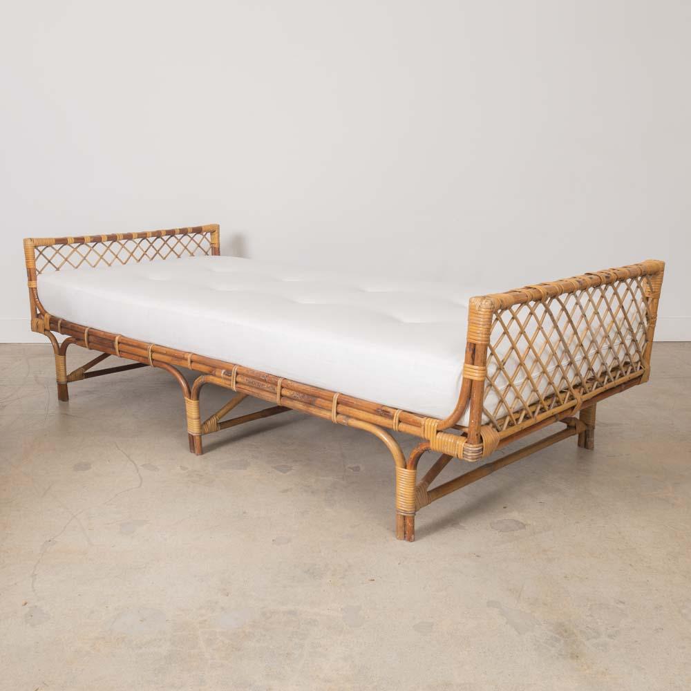 1960s French Rattan Daybed In Good Condition For Sale In Los Angeles, CA