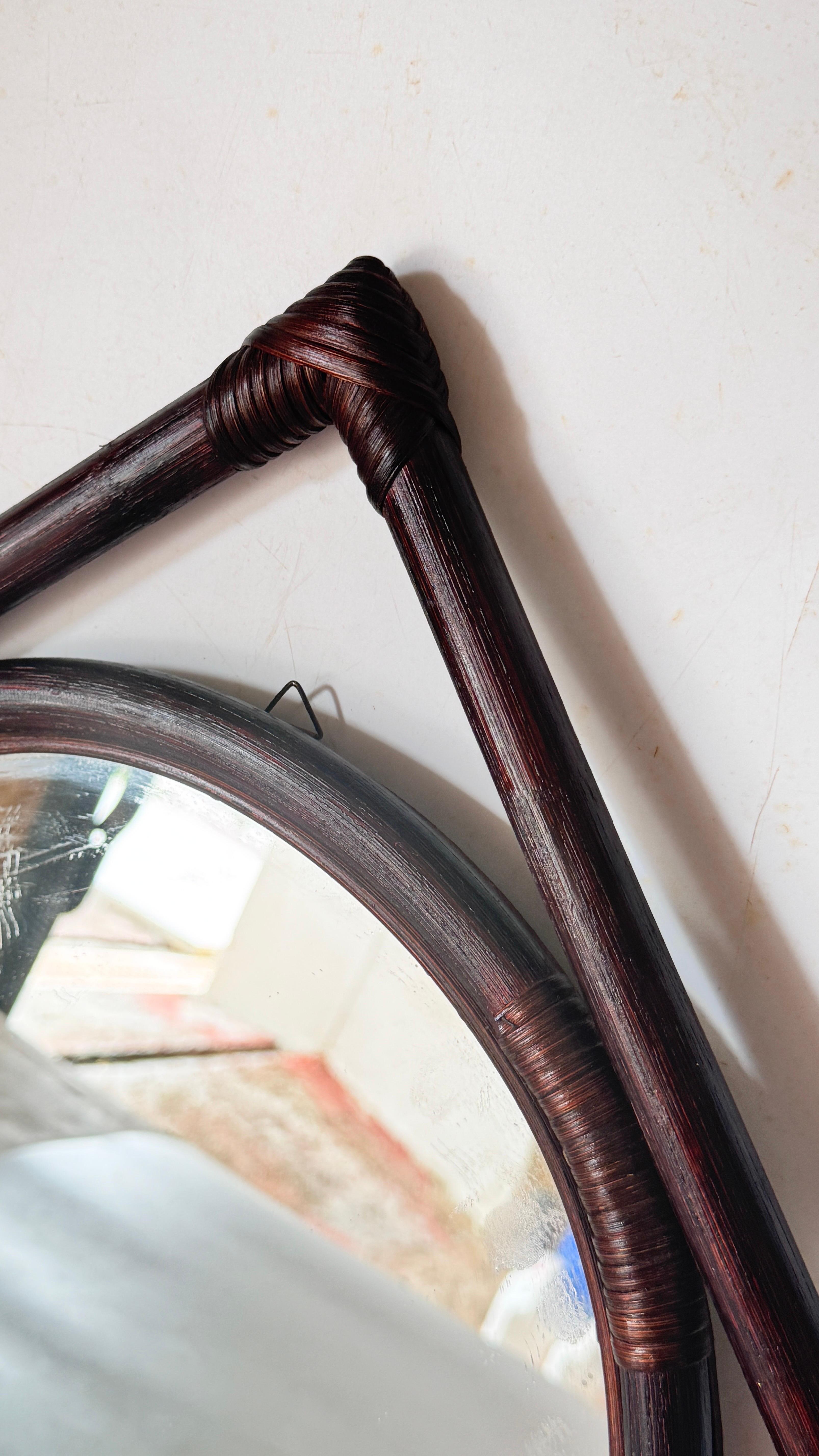 Specchio in rattan francese del 1960, design convertibile da triangolo a quadrato in vendita 3