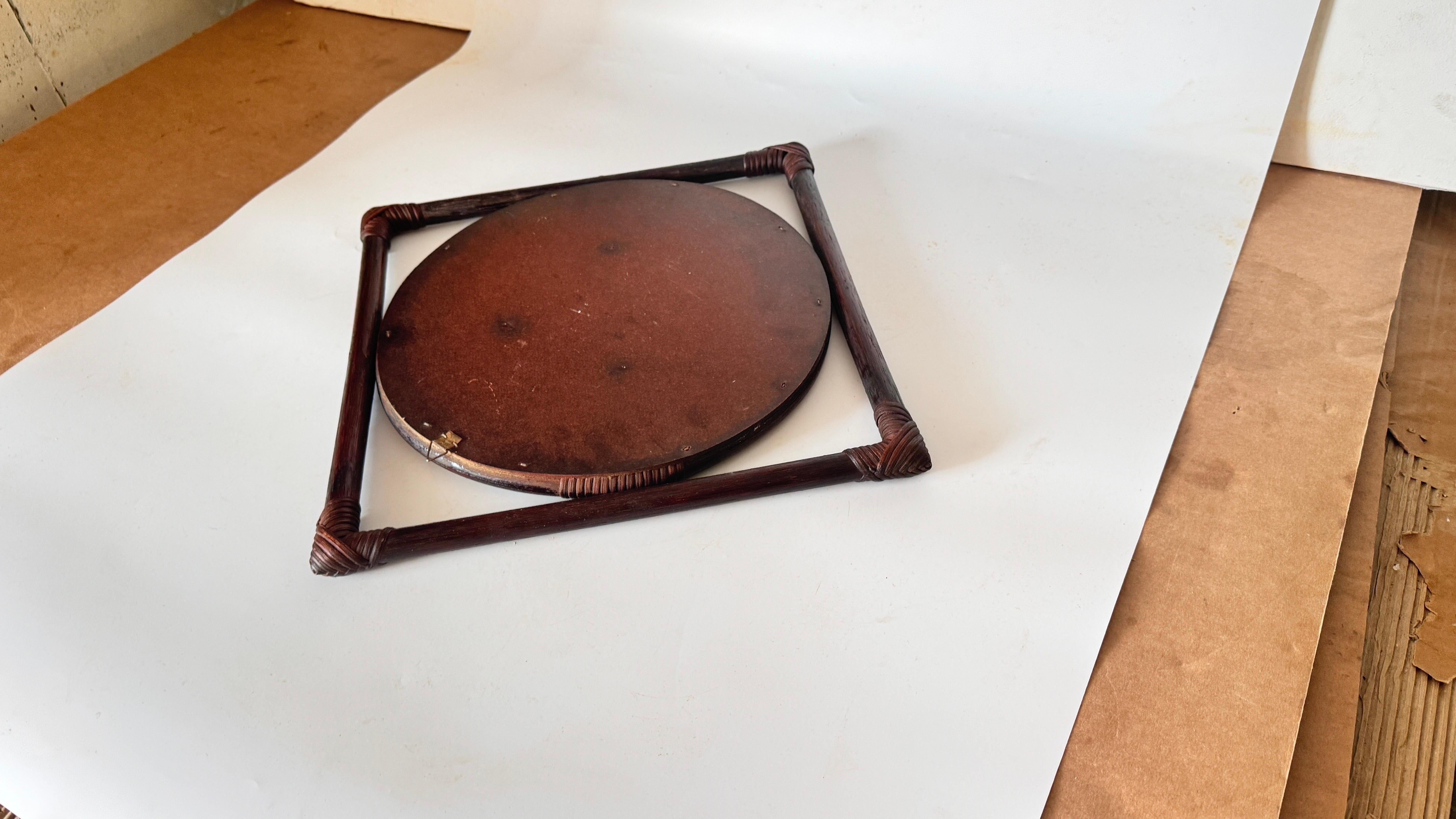 Specchio in rattan francese del 1960, design convertibile da triangolo a quadrato in vendita 4