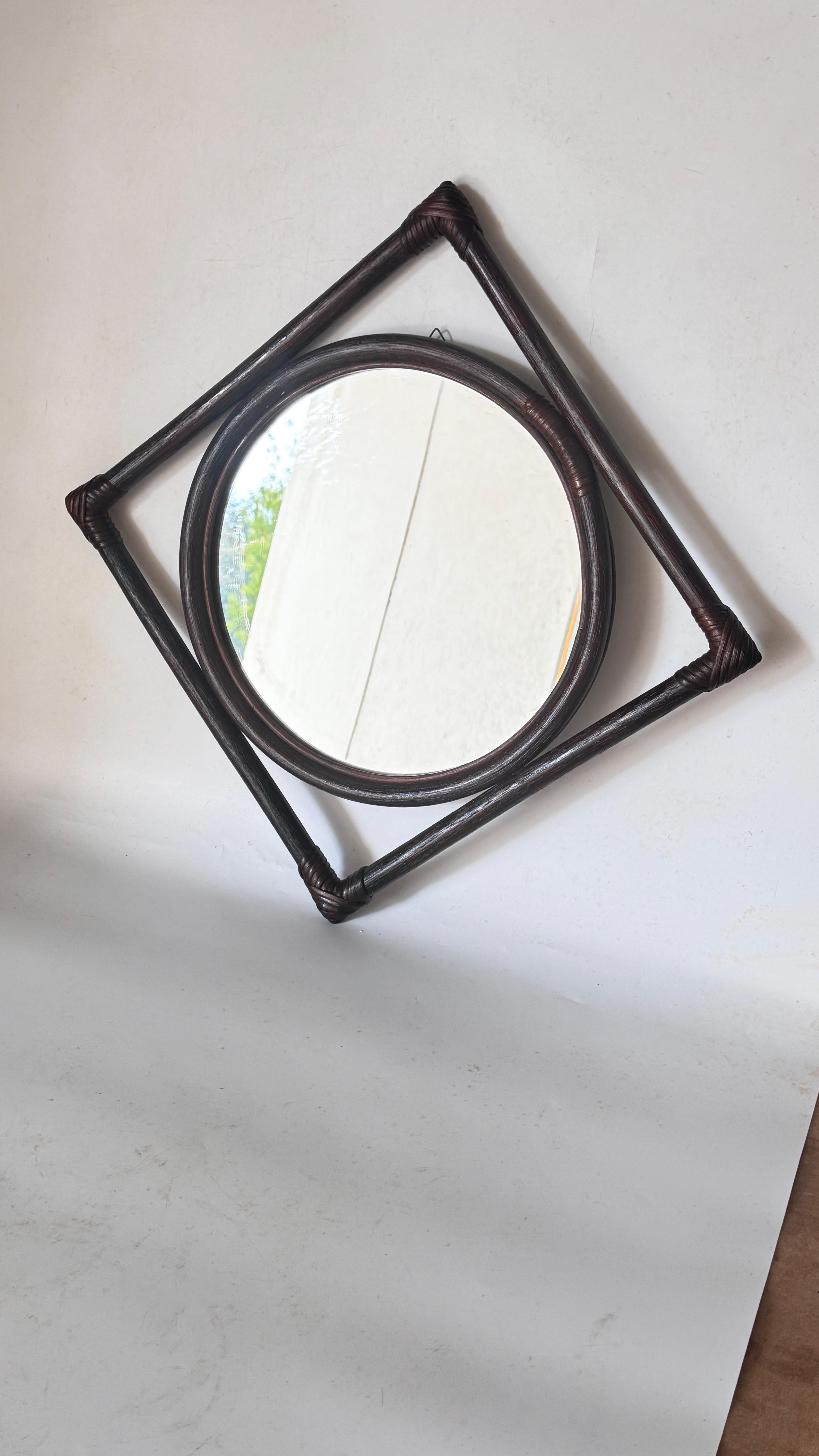 Specchio in rattan francese del 1960, design convertibile da triangolo a quadrato In condizioni buone in vendita a Auribeau sur Siagne, FR