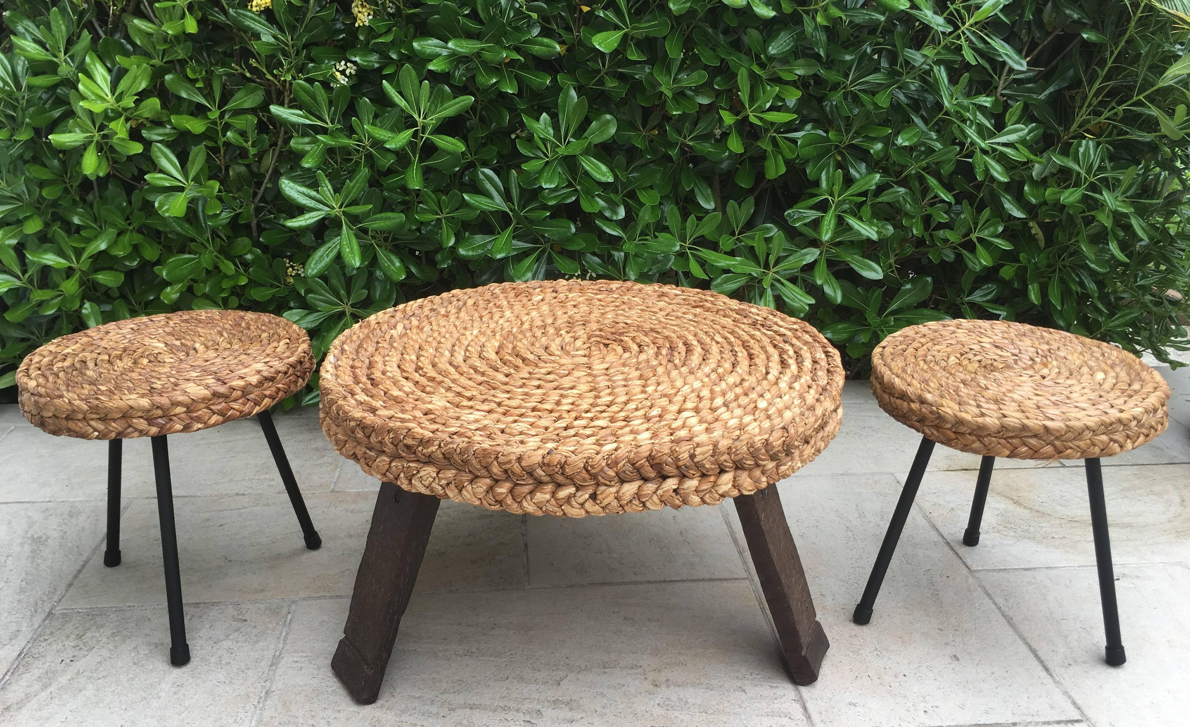 1960s French Rattan Round Low Table Based on Three Brown Oak Feet In Good Condition In Aix En Provence, FR