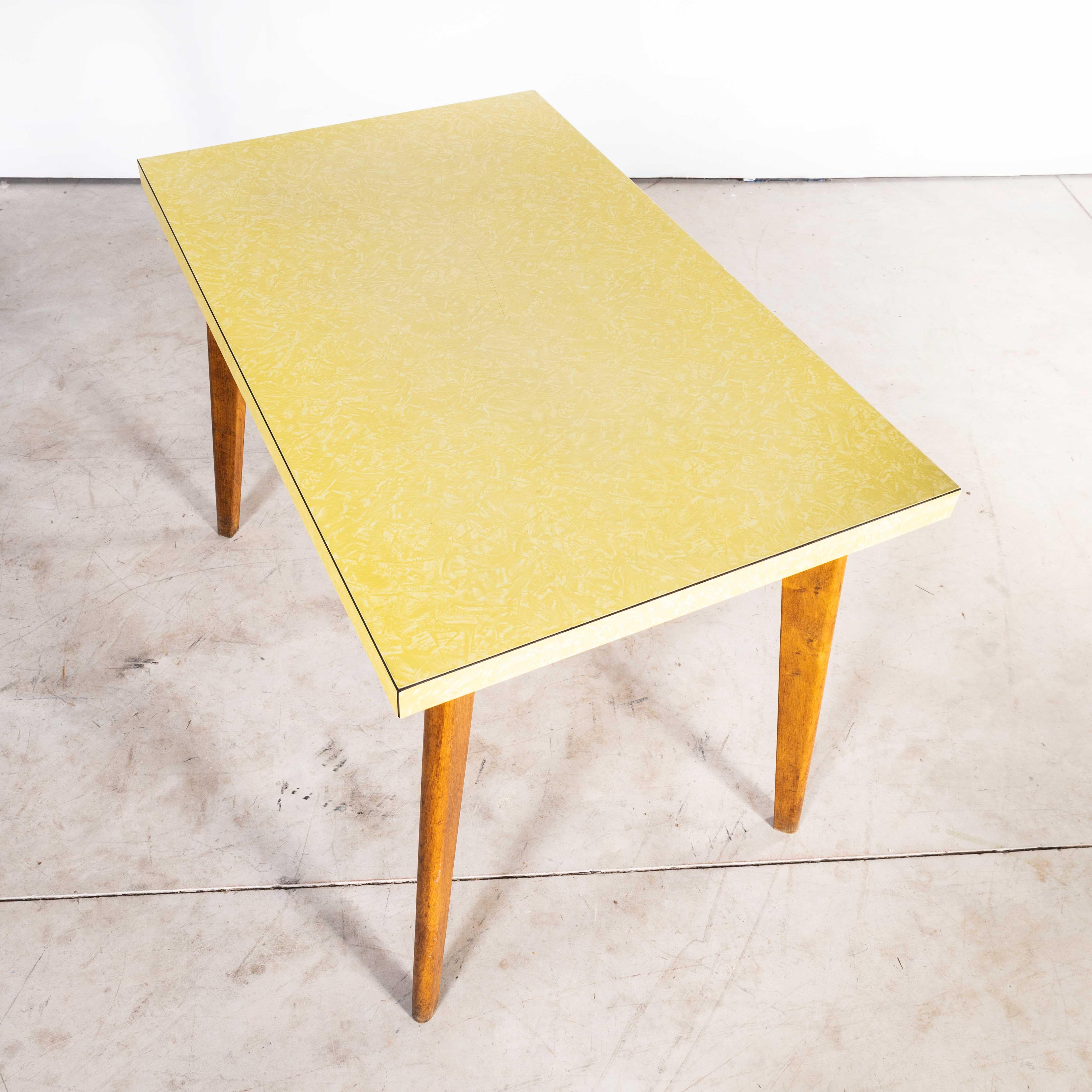 Milieu du XXe siècle Table de cuisine rectangulaire jaune pour salle à manger des années 1960 en vente