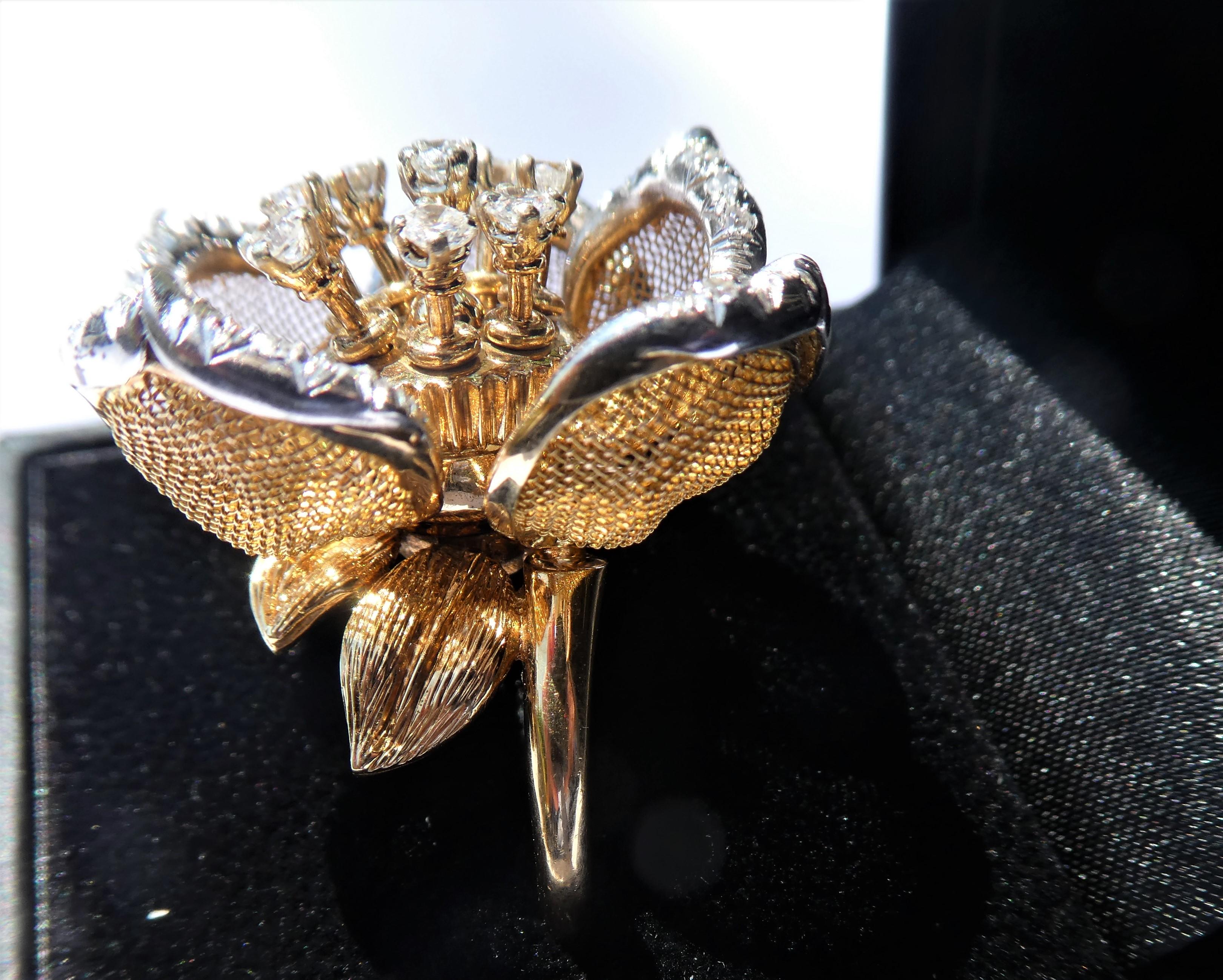 1960s French Retro Diamond 18 Karat Gold Flower Ring with Movable Petals For Sale 3