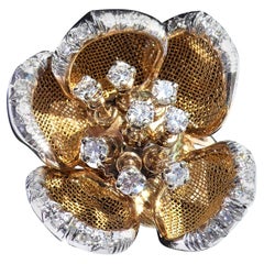 1960s French Retro Diamond 18 Karat Gold Flower Ring with Movable Petals
