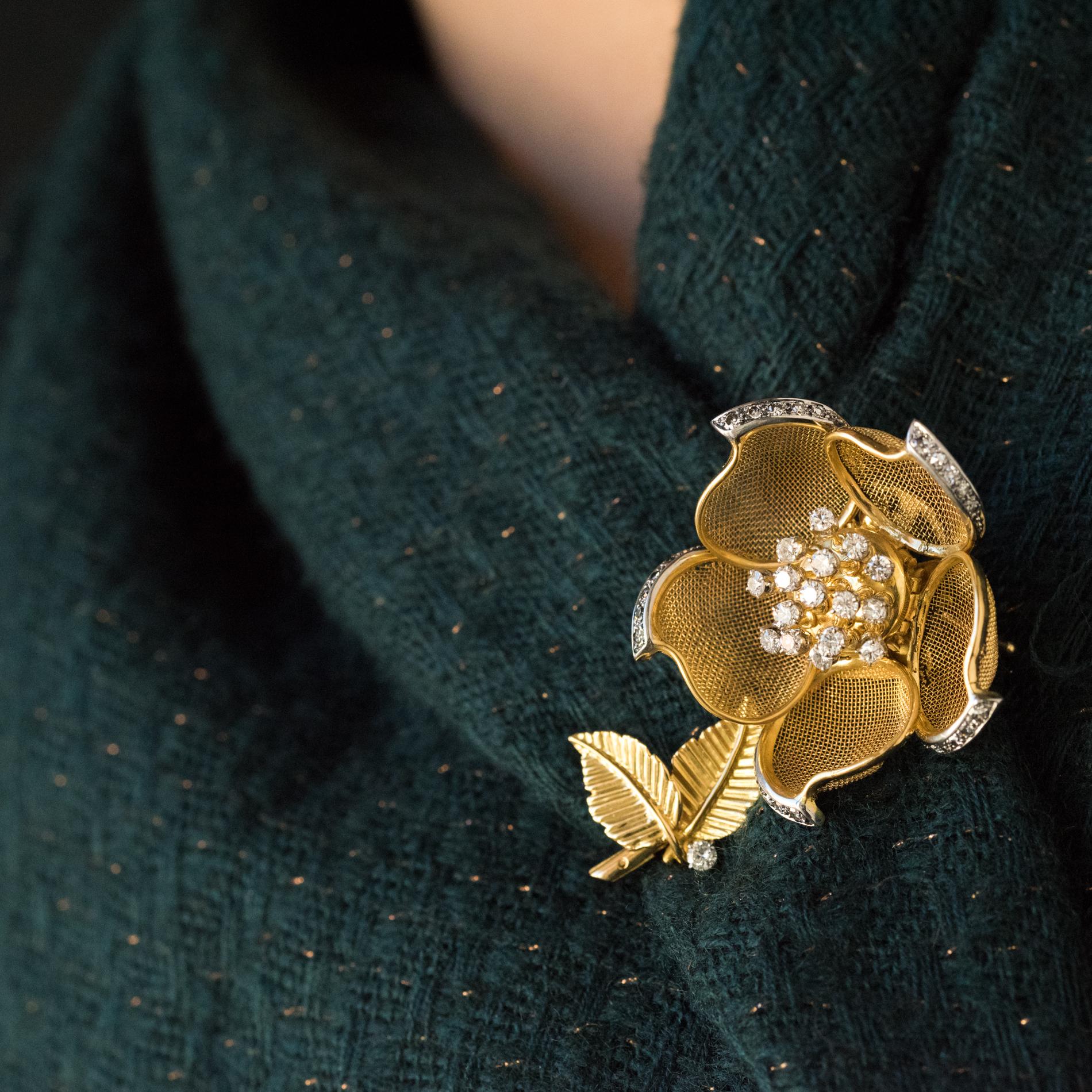 Brooch in 18 karats yellow gold, mercury head hallmark and platinum, young girl's head hallmark.
Representing a rose, this vintage brooch is articulated and can thus present the flower open or closed in bud. The pistils are formed of movable golden