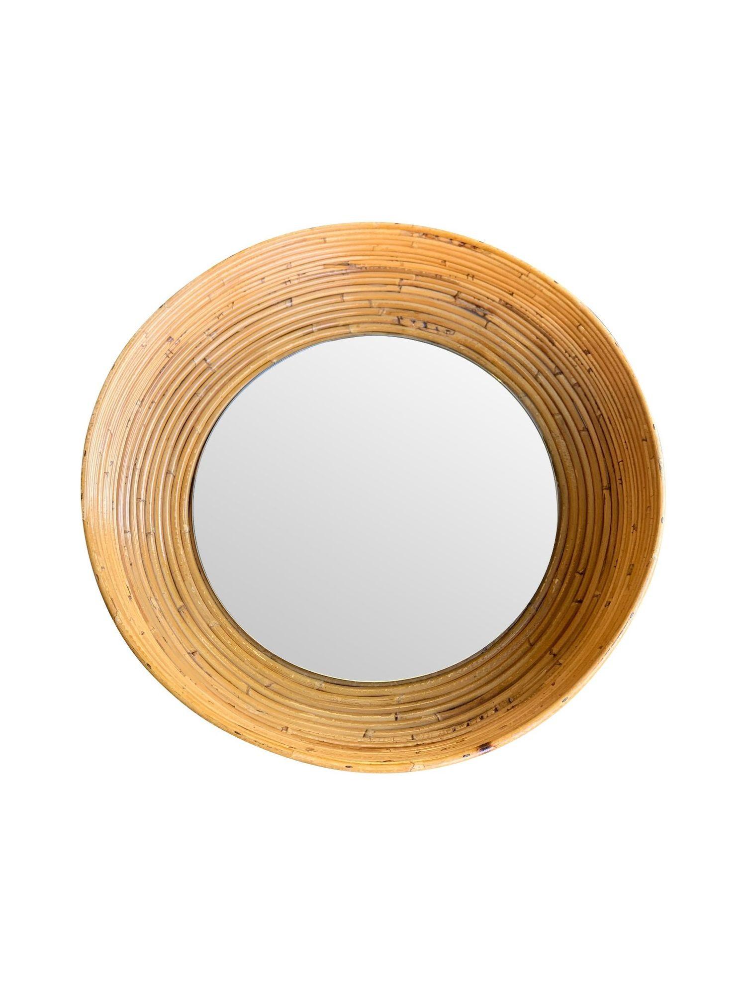Ein italienischer runder Bambusspiegel aus Bleistiftschilf aus den 1970er Jahren mit einem dreidimensionalen, schalenförmigen Rahmen, bei dem die Spiegelplatte am Boden eingelassen ist.