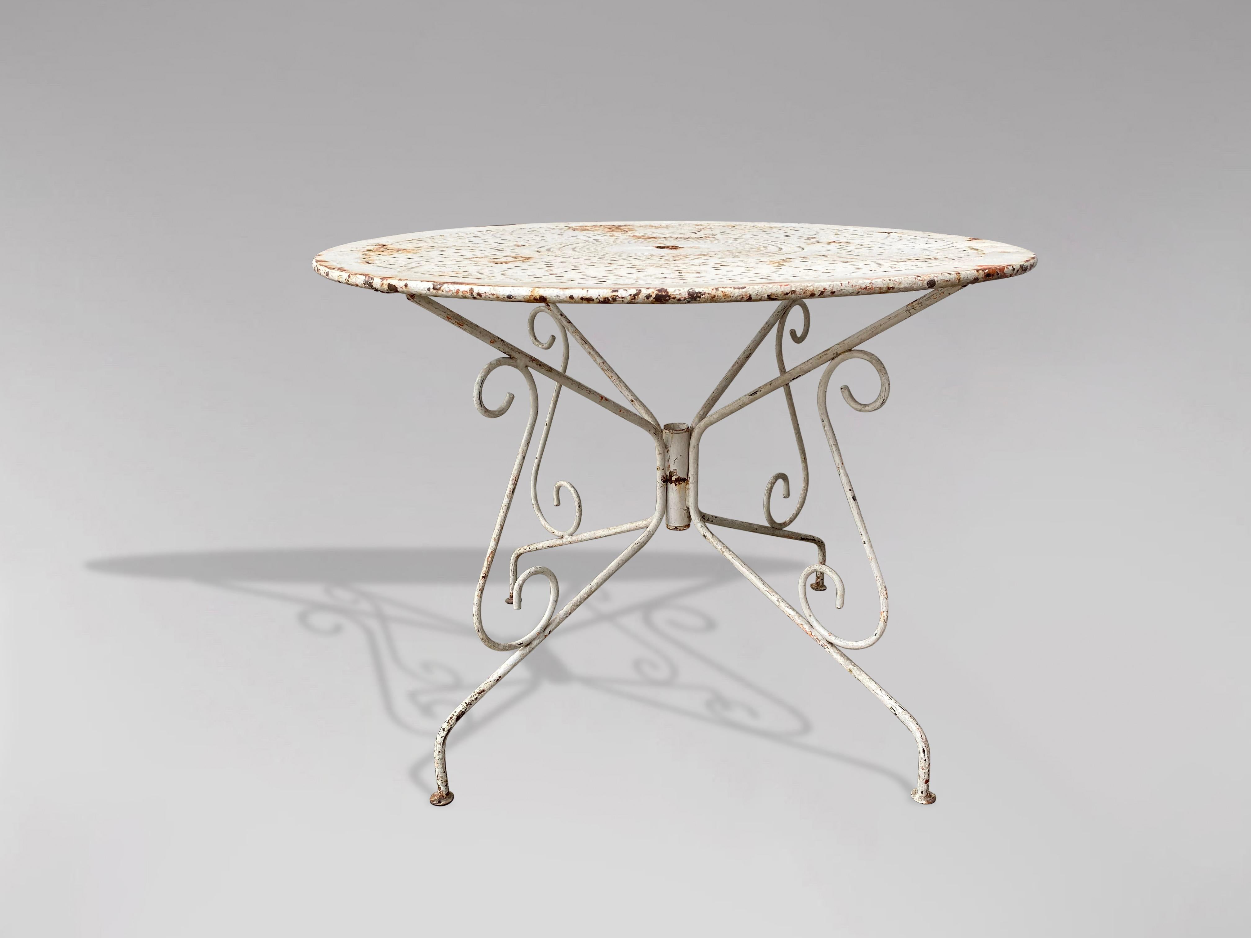 French Provincial 1960s French Riviera Painted Metal Garden Set Table and Chairs