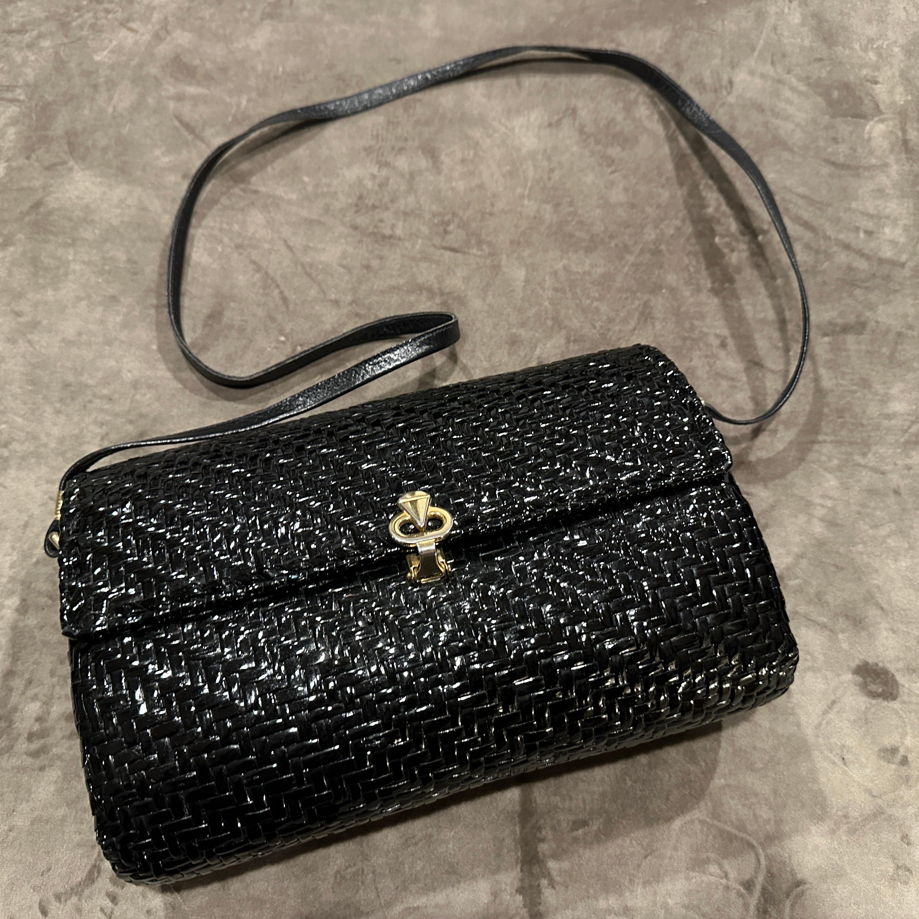 1960s French Riviera Style Glossy Black Wicker and Brass Italian Shoulder Bag For Sale 6