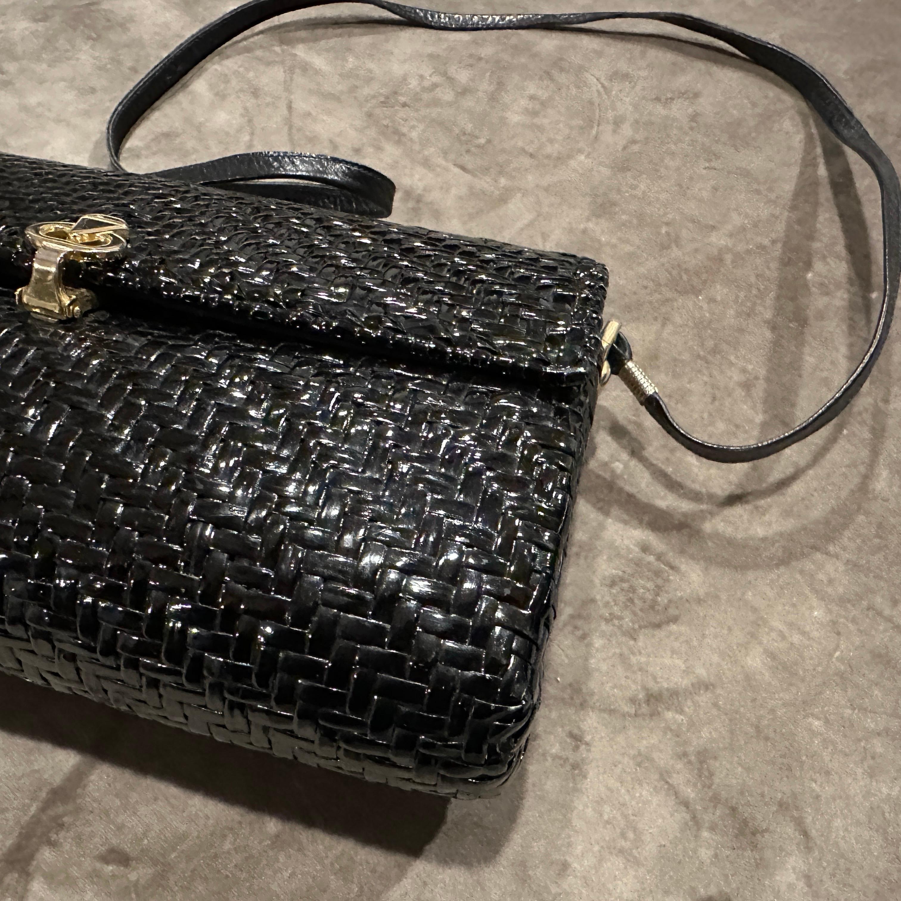 1960s French Riviera Style Glossy Black Wicker and Brass Italian Shoulder Bag For Sale 7