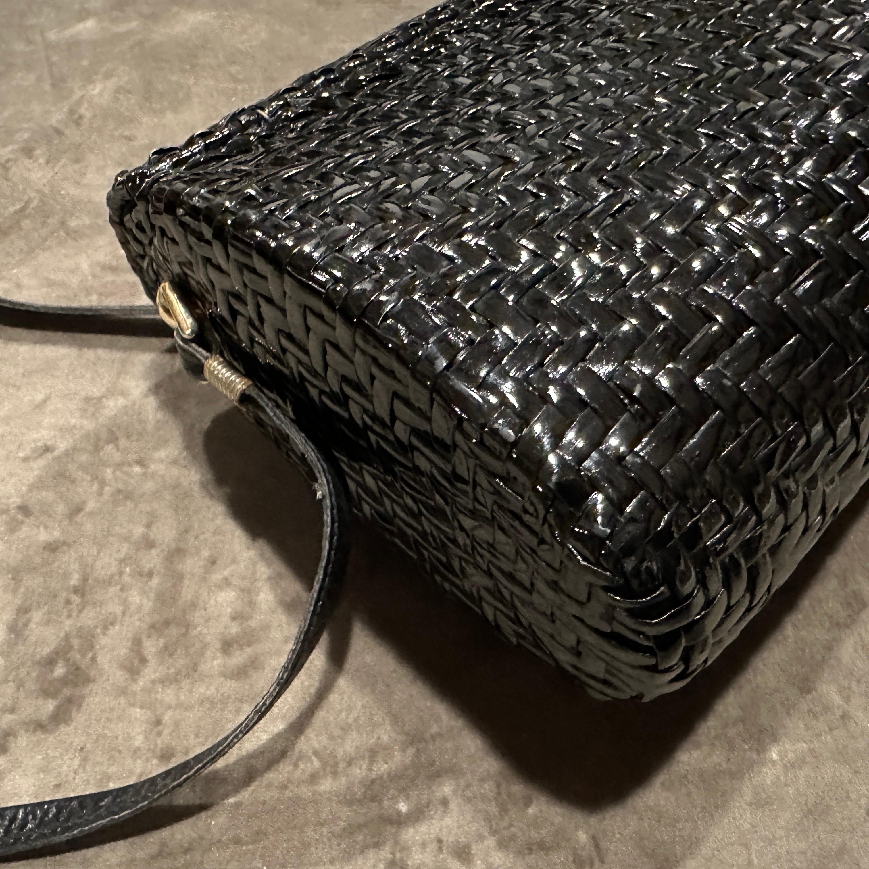 1960s French Riviera Style Glossy Black Wicker and Brass Italian Shoulder Bag For Sale 9