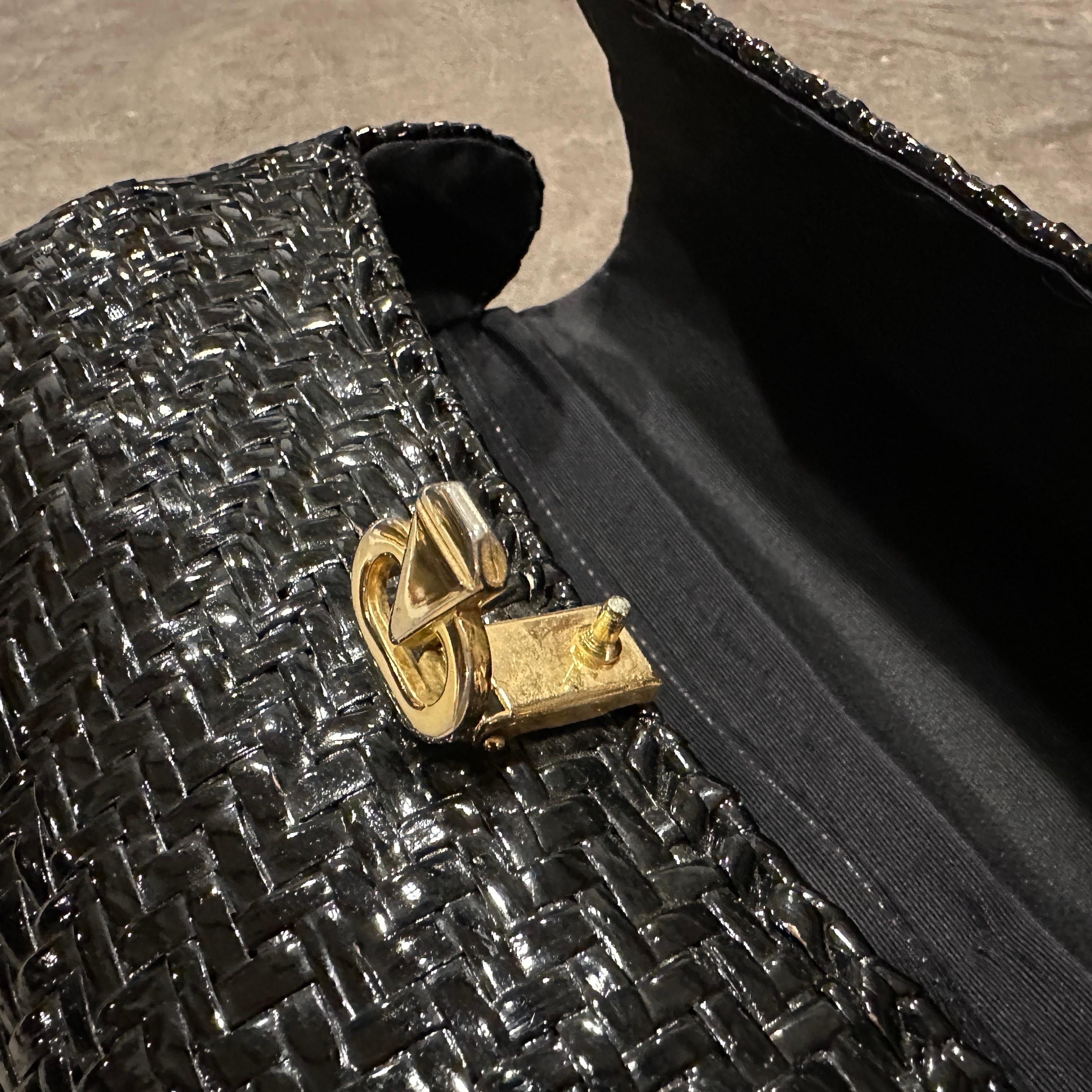 1960s French Riviera Style Glossy Black Wicker and Brass Italian Shoulder Bag For Sale 11