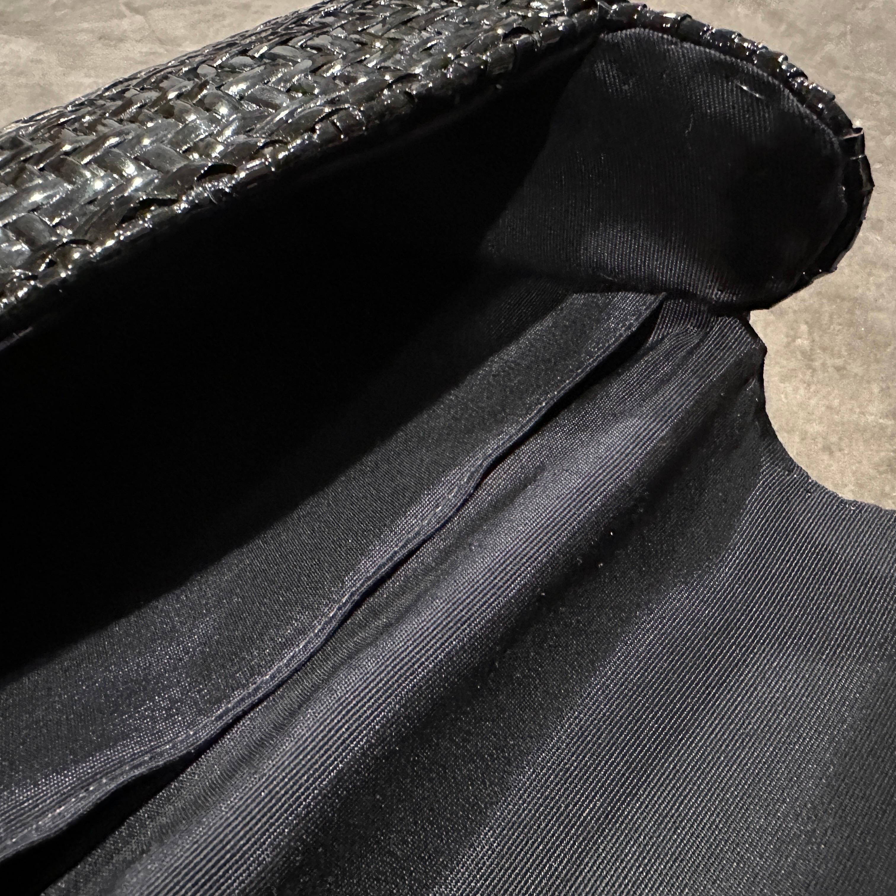 1960s French Riviera Style Glossy Black Wicker and Brass Italian Shoulder Bag For Sale 12