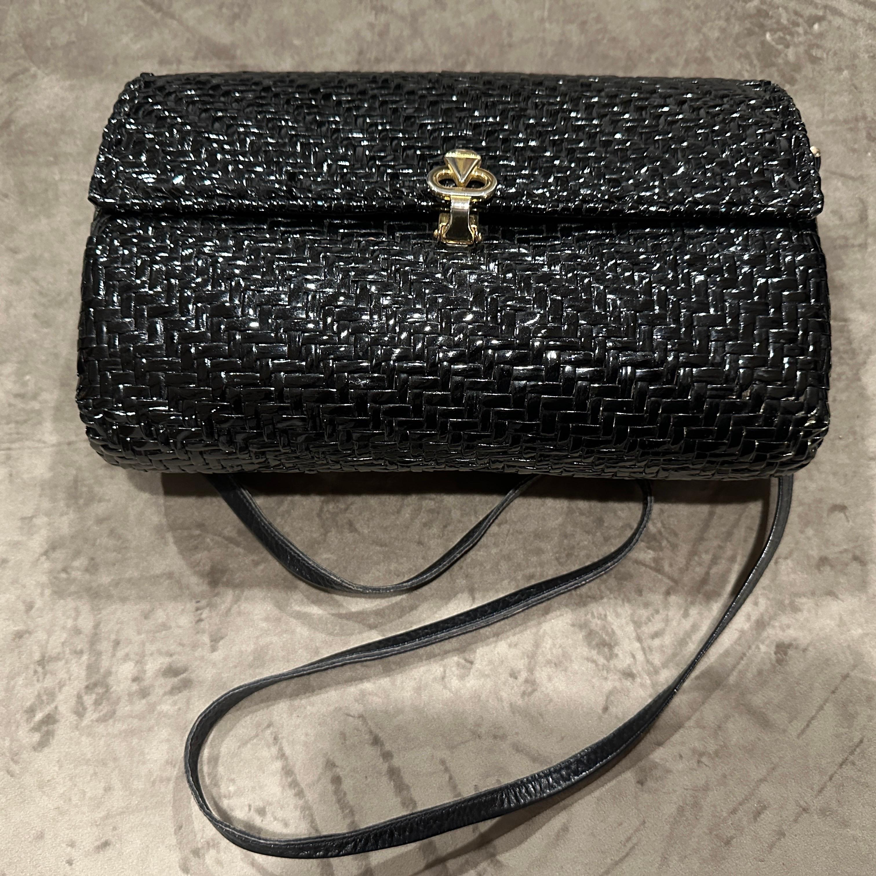 1960s French Riviera Style Glossy Black Wicker and Brass Italian Shoulder Bag For Sale 13