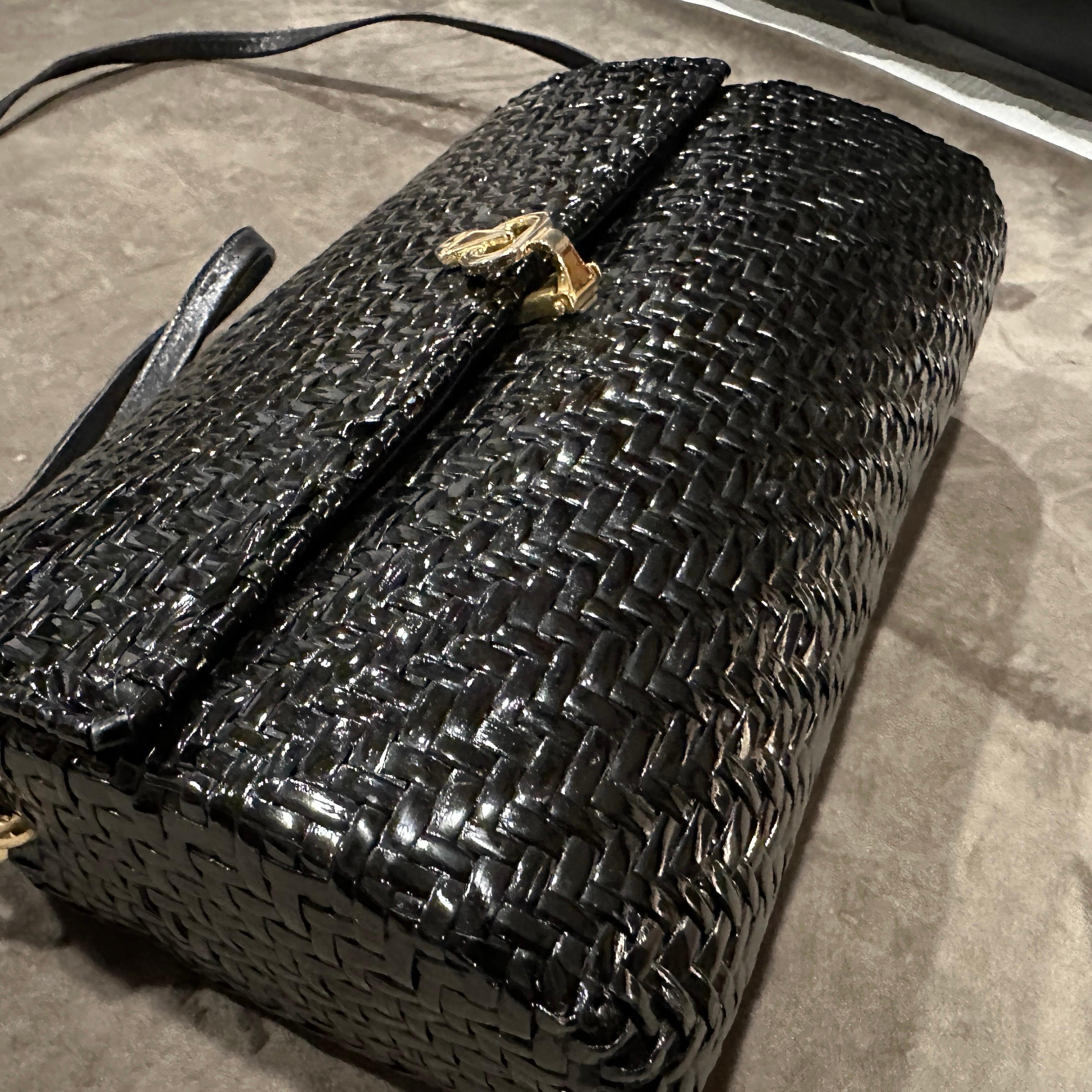 1960s French Riviera Style Glossy Black Wicker and Brass Italian Shoulder Bag In Excellent Condition For Sale In Aci Castello, IT