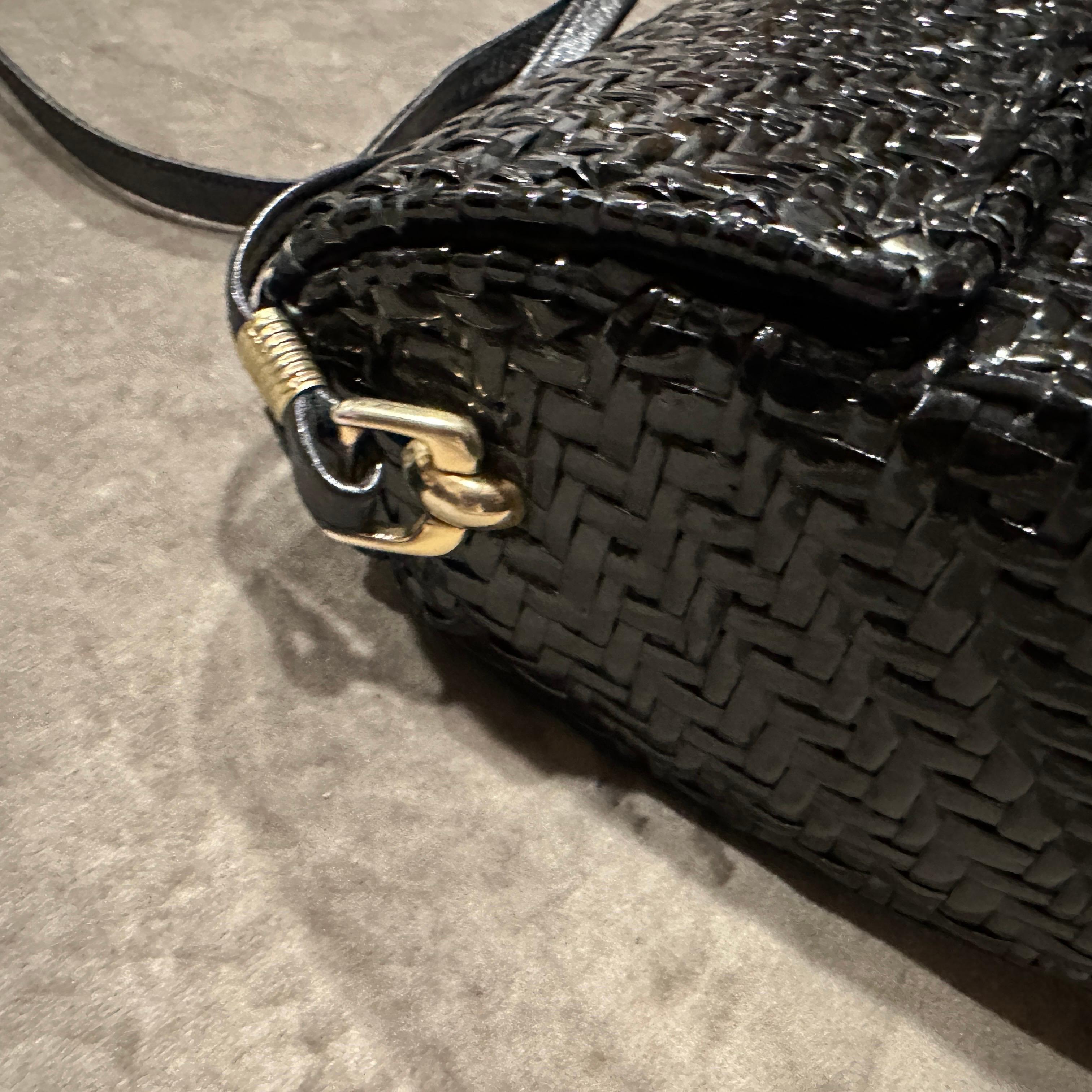 Women's 1960s French Riviera Style Glossy Black Wicker and Brass Italian Shoulder Bag For Sale