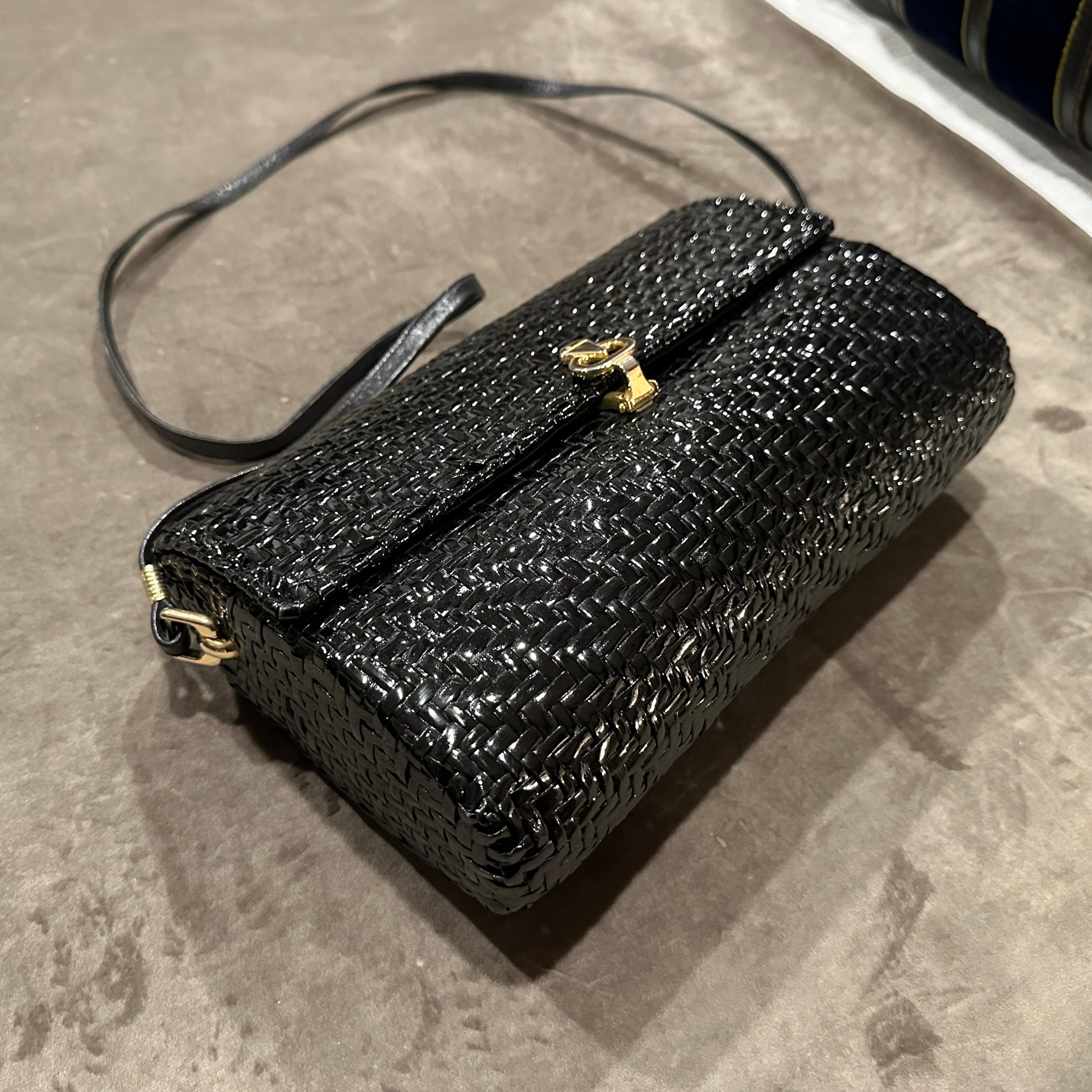 1960s French Riviera Style Glossy Black Wicker and Brass Italian Shoulder Bag For Sale 1