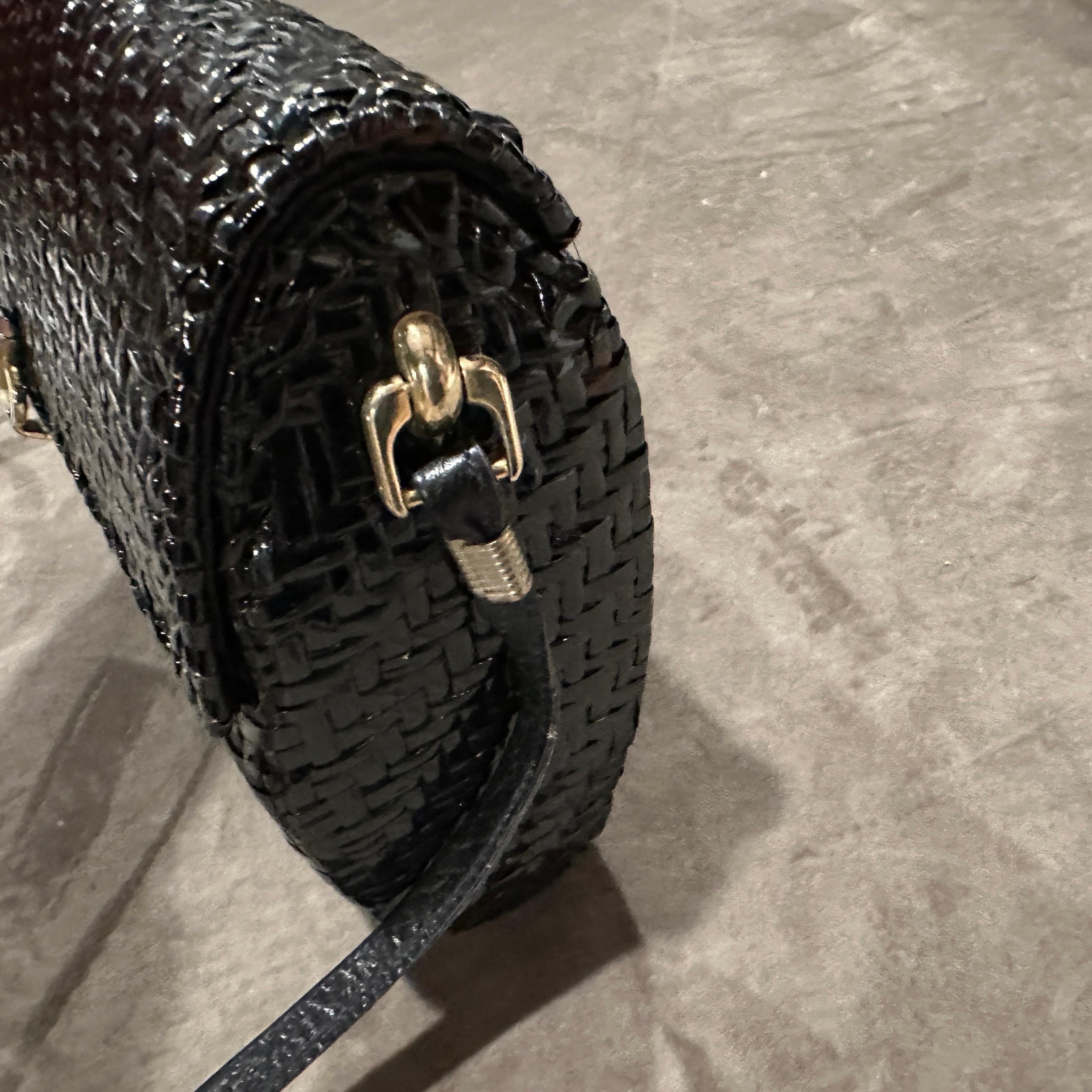 1960s French Riviera Style Glossy Black Wicker and Brass Italian Shoulder Bag For Sale 2